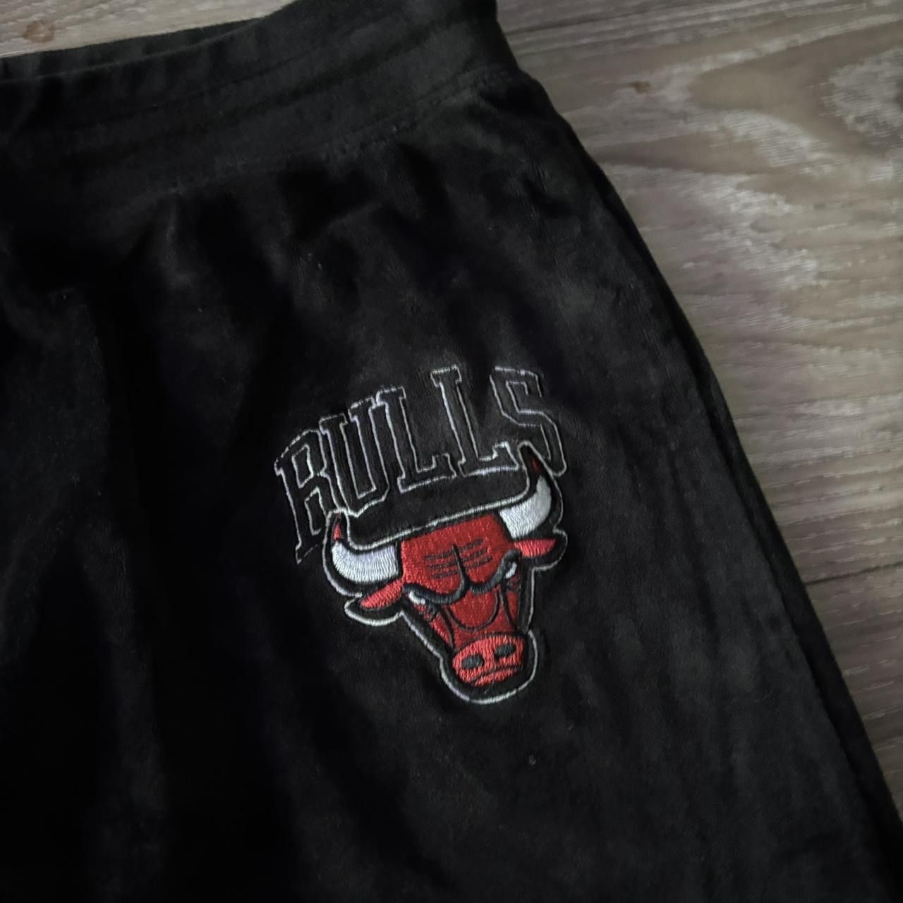 Victoria's Secret Vintage Y2K/2000s Black Velour NBA Chicago Bulls Sweatpants! Size S Size 26" / US 2 / IT 38 - 3 Thumbnail