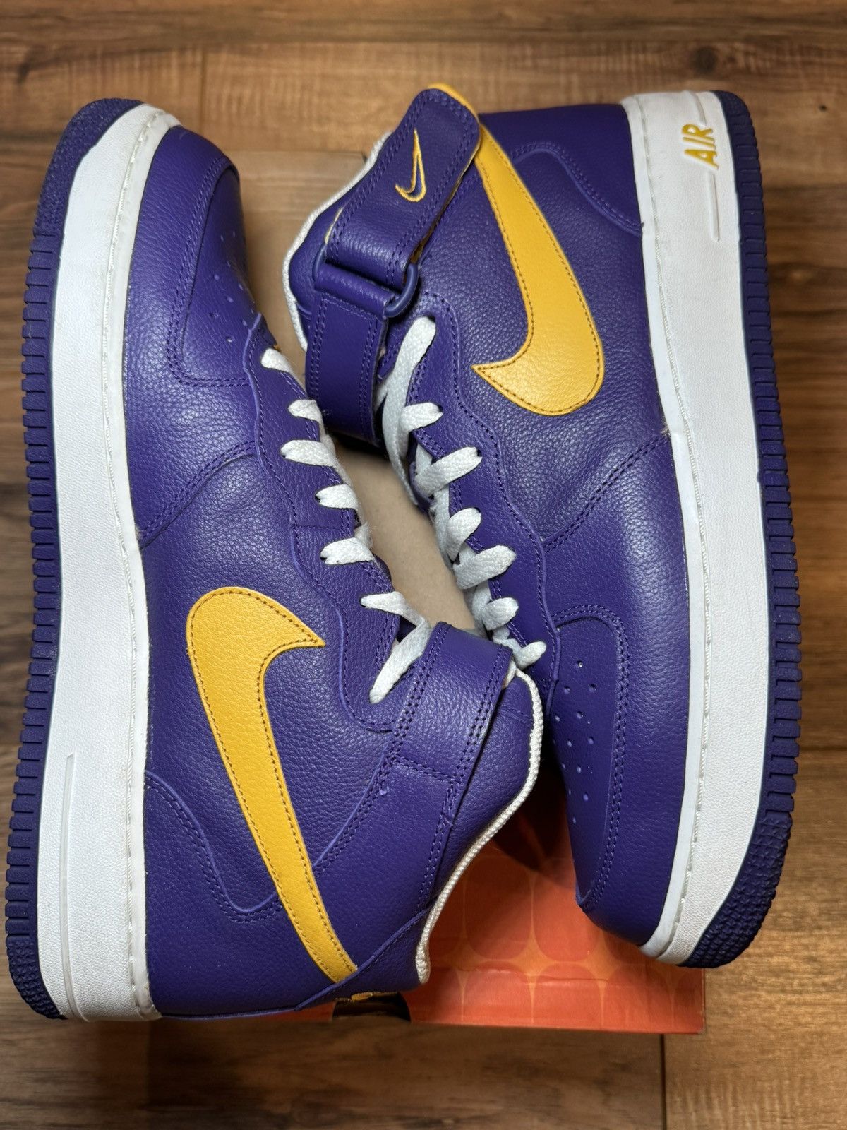 Nike 2004 Air Force One Mid (LAKERS) Size US 10 / EU 43 - 2 Thumbnail
