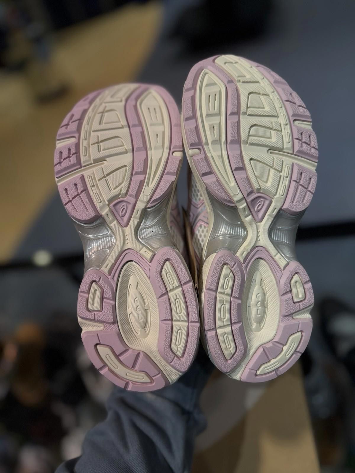 Asics Size 7W/5:5M - ASICS GEL-1130 Cream/Barely Rose Size US 7 / IT 37 - 10 Thumbnail