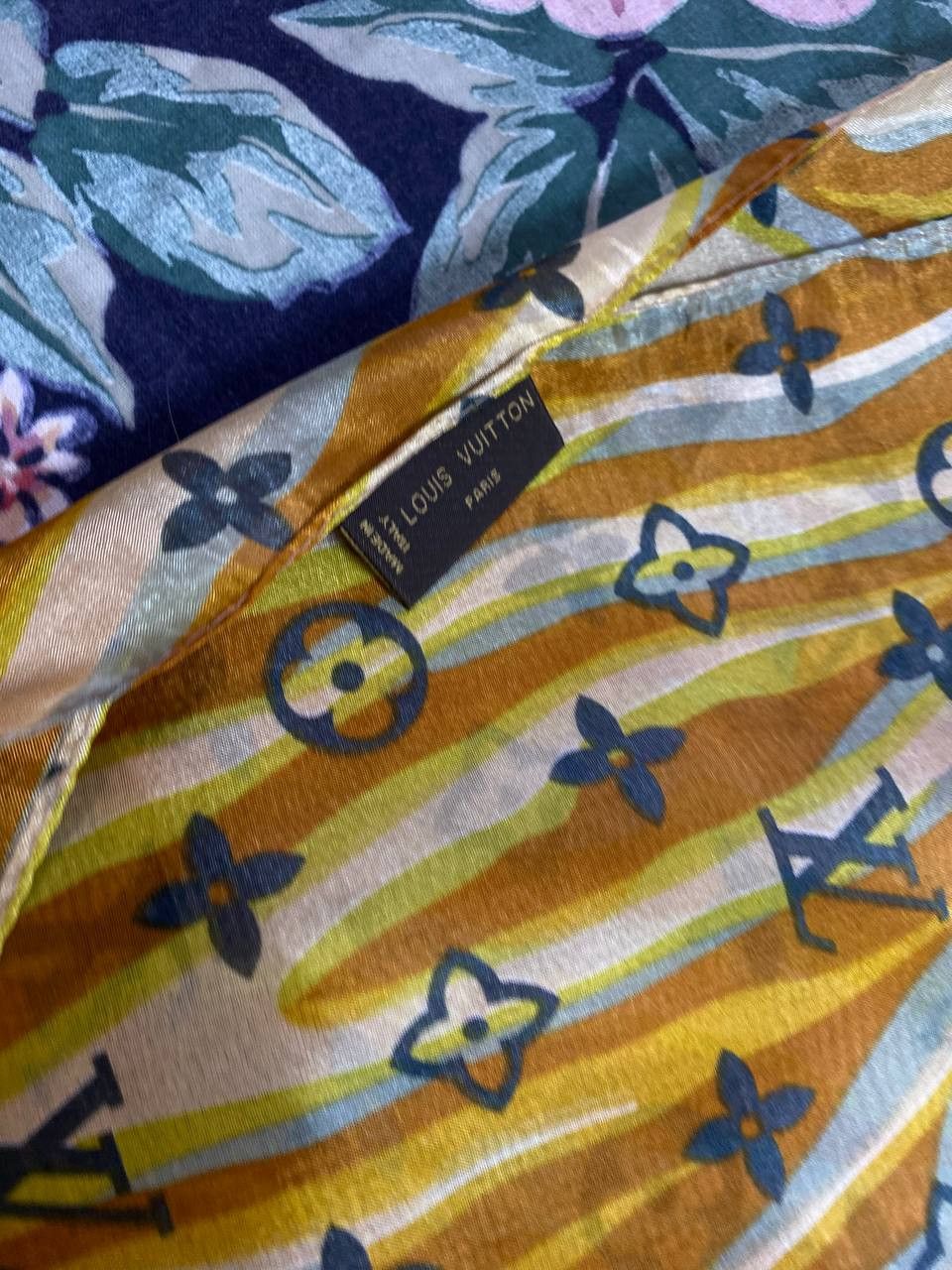 Louis Vuitton Louis Vuitton Multicolor Silk Geometric Shawl Scarf . Size ONE SIZE - 7 Thumbnail
