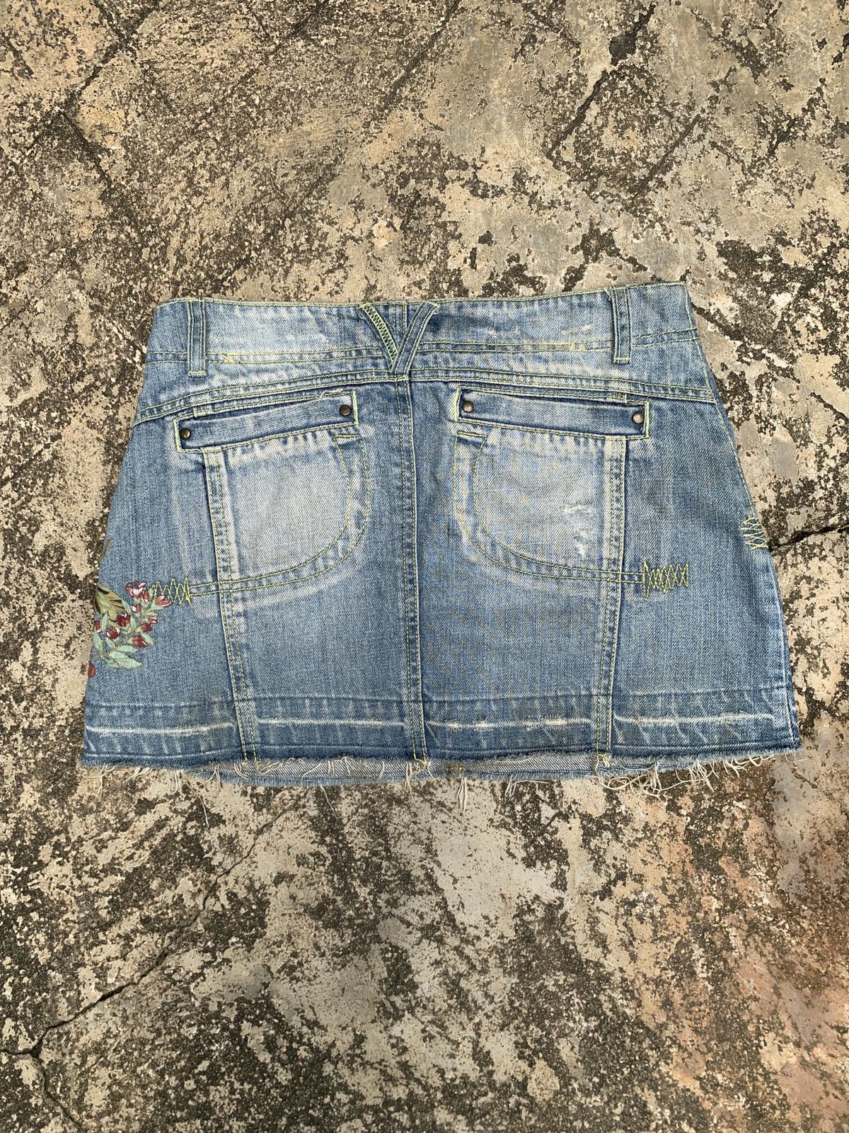 Japanese Brand y2k EnC Blue Ripped Flower Embroidery Mini Jeans Skirt Size 30" / US 8 / IT 44 - 2 Thumbnail