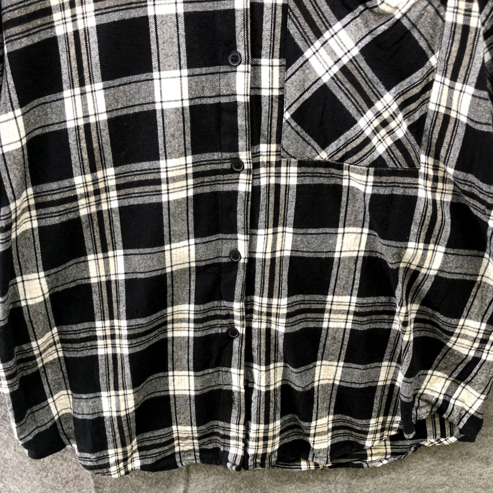 H&M VINTAGE? No. H&M Oversized Flannel Shirt Womens S Black White Buffalo Plaid Overshirt Size S / US 4 / IT 40 - 4 Thumbnail