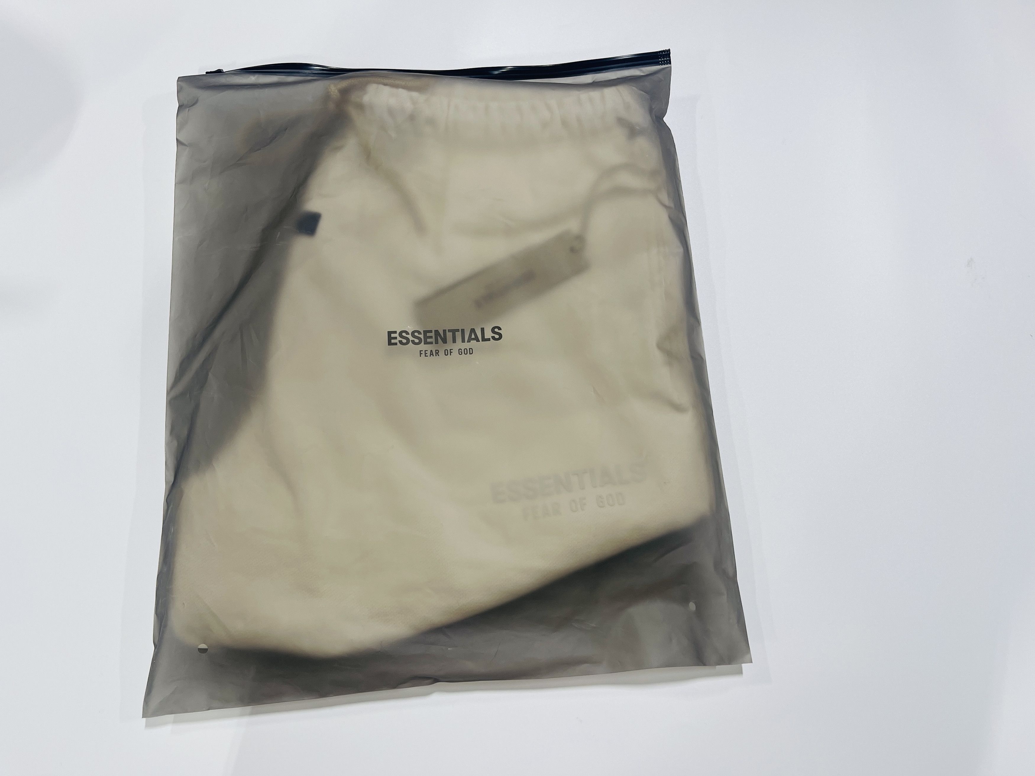 FOG × Fear of God Fear of God Essentials Sweatshort White Cloud Dancer Size XS Size US 30 / EU 46 - 3 Thumbnail