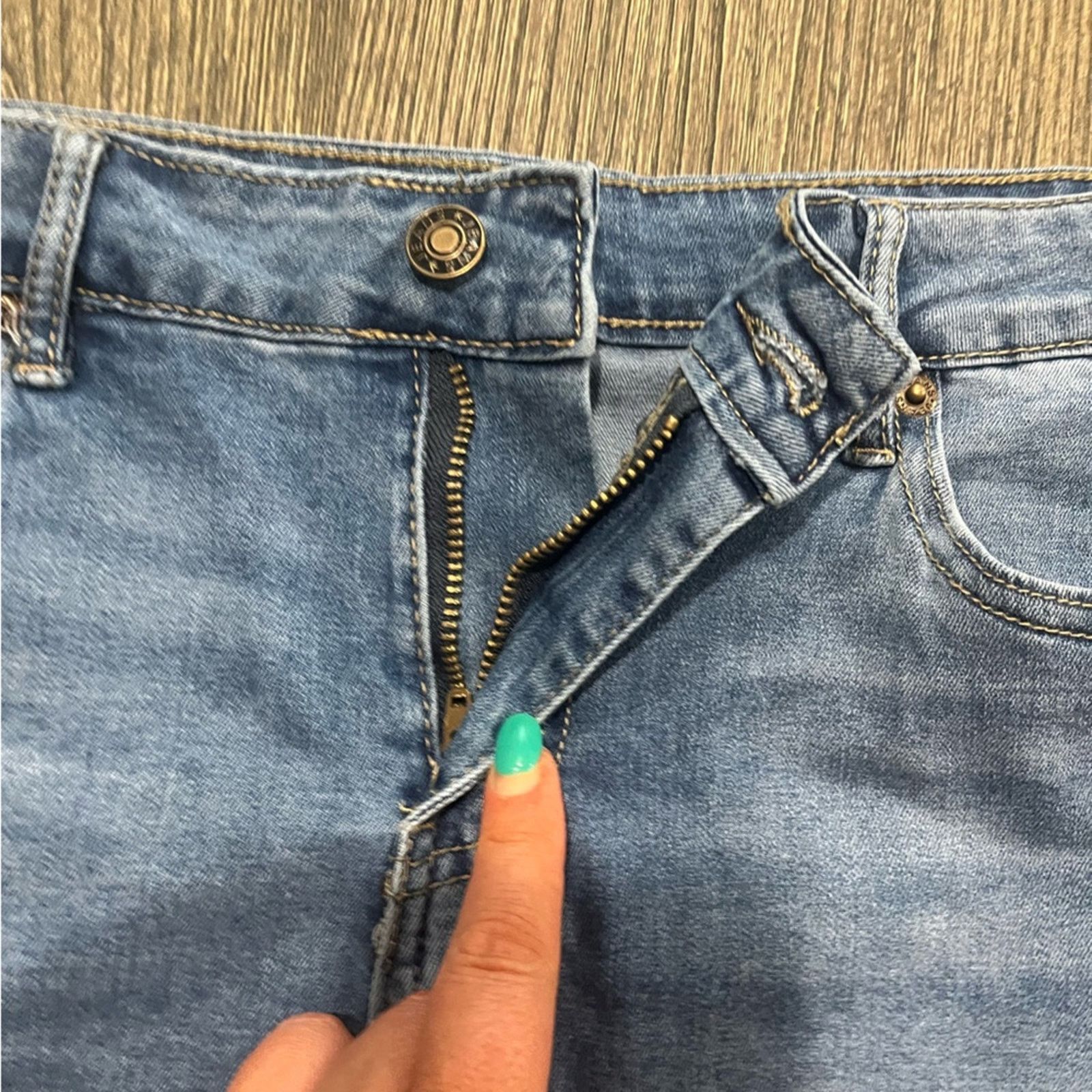 Vintage Womens Jean Shorts Distressed Fringe Hem Whisker Denim L Size 38" / US 16 / IT 52 - 3 Thumbnail