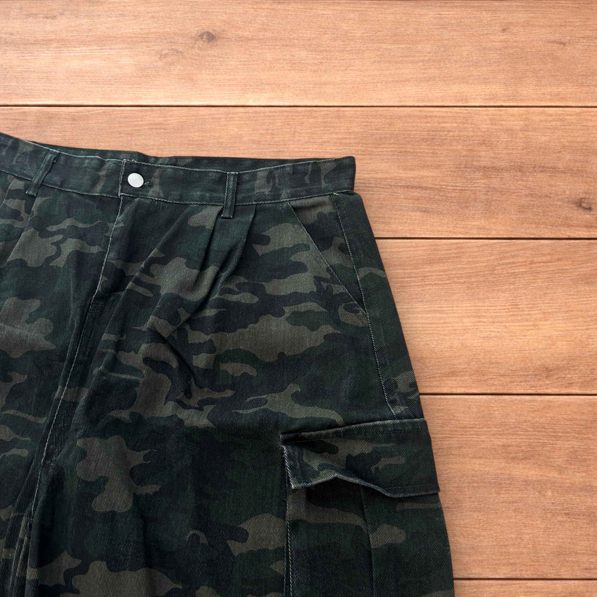 Japanese Brand Super baggy wide leg cargo shorts jorts in army camo. Size US 36 / EU 52 - 3 Thumbnail