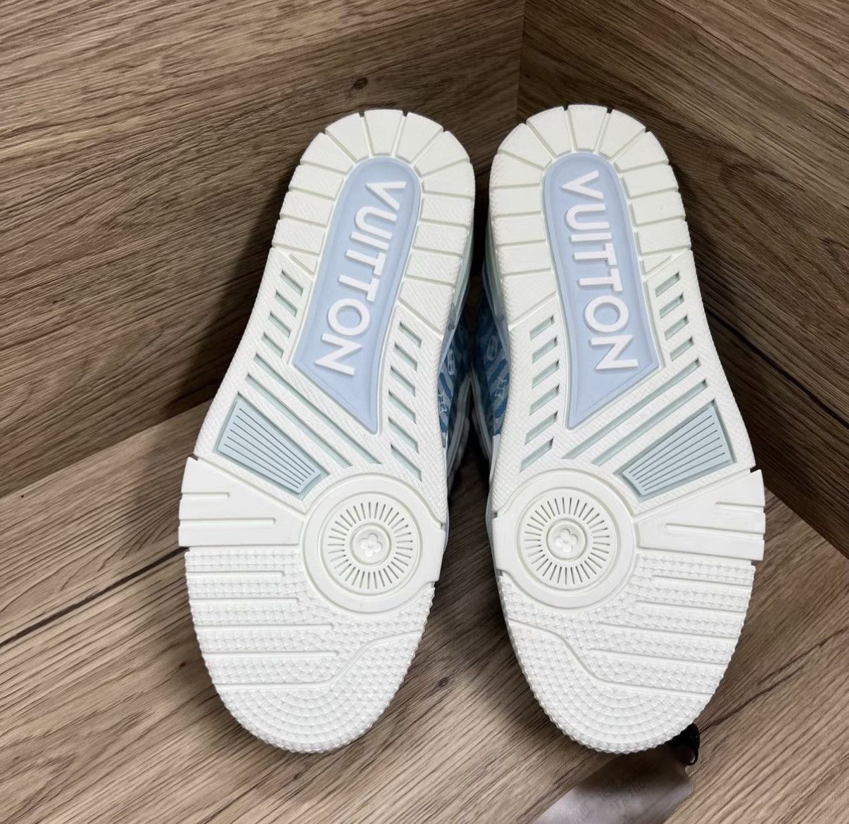 Louis Vuitton Louis Vuitton Trainer White & Blue Monogram Sneaker J41 Size US 6 / IT 36 - 6 Thumbnail