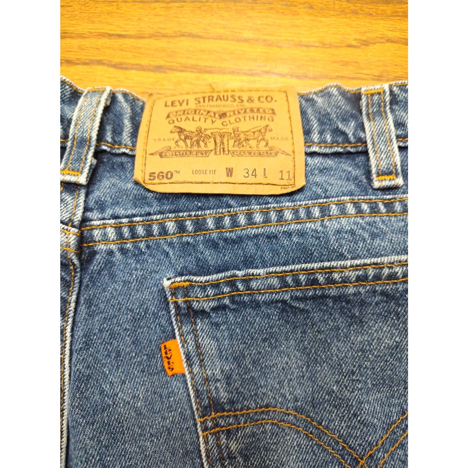 Levi's VINTAGE Levi's 560 Shorts Bermuda Men 33x10 Blue Denim Orange Tab 5-Pocket Relaxed Loose Fit 90s USA Mens Size US 33 - 3 Thumbnail