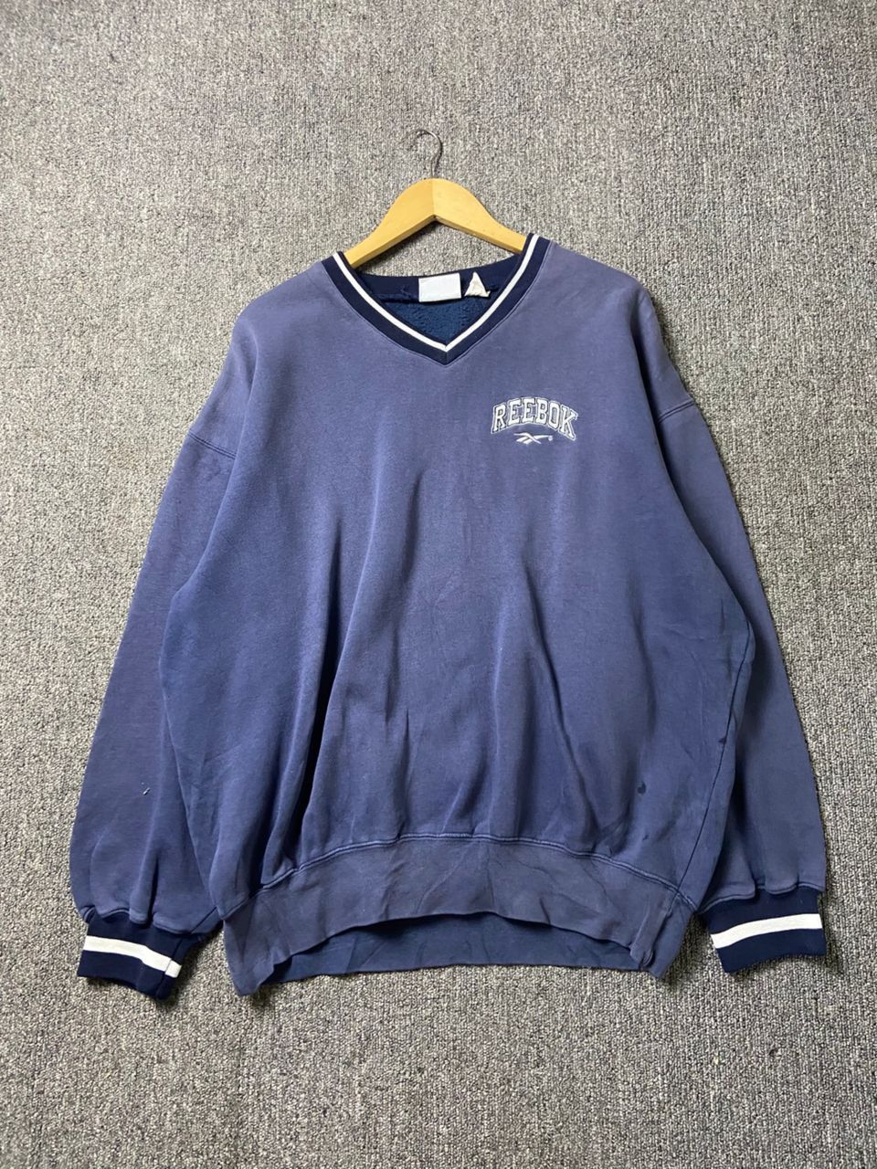 Reebok REEBOK V Neck Pullover Sweatshirt (199) Size US L / EU 52-54 / 3 - 1 Thumbnail
