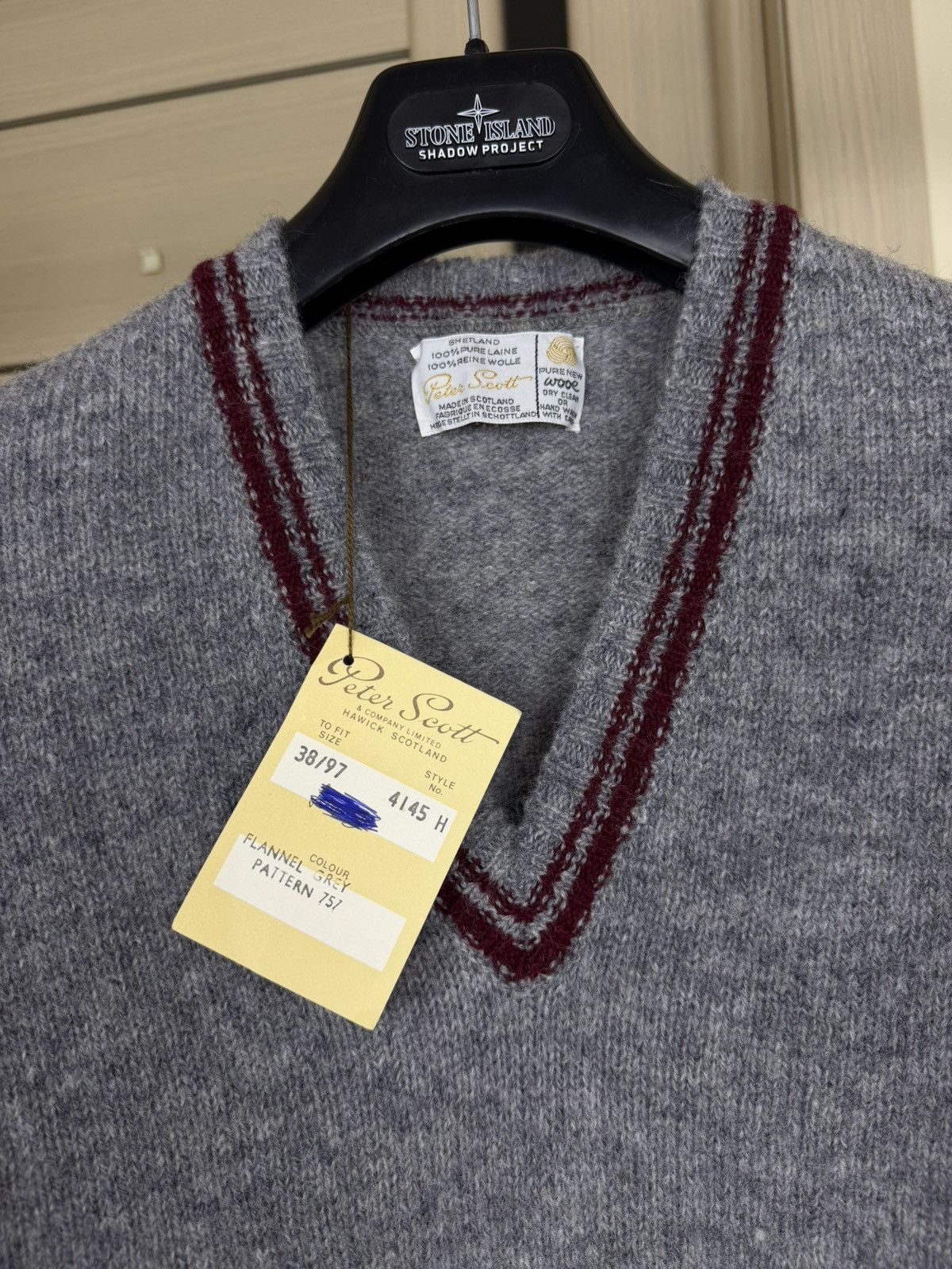Other Vintage Peter Scott wool gray V sweater size S (37/97) Size US S / EU 44-46 / 1 - 6 Thumbnail