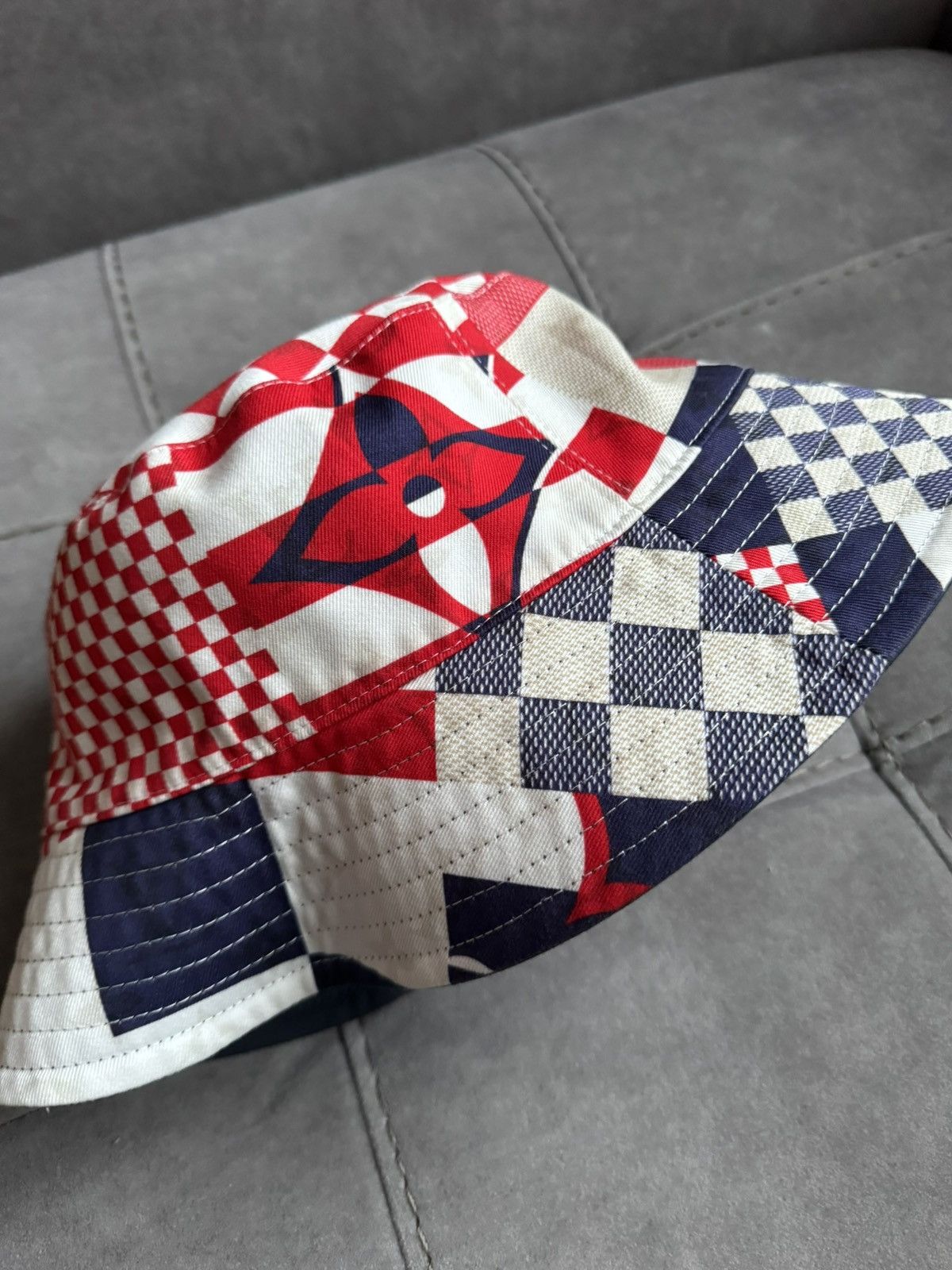 Louis Vuitton LOUIS VUITTON reversible bucket hat study description photos Size ONE SIZE - 1 Thumbnail
