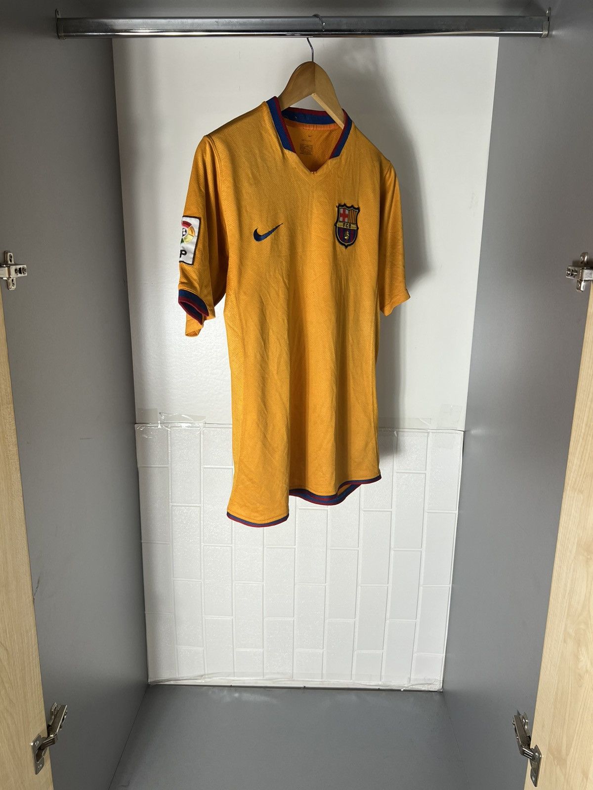 Nike VINTAGE NIKE FC BARCELONA SPAIN SOCCER JERSEY RETRO Y2K 90s Size US S / EU 44-46 / 1 - 5 Thumbnail