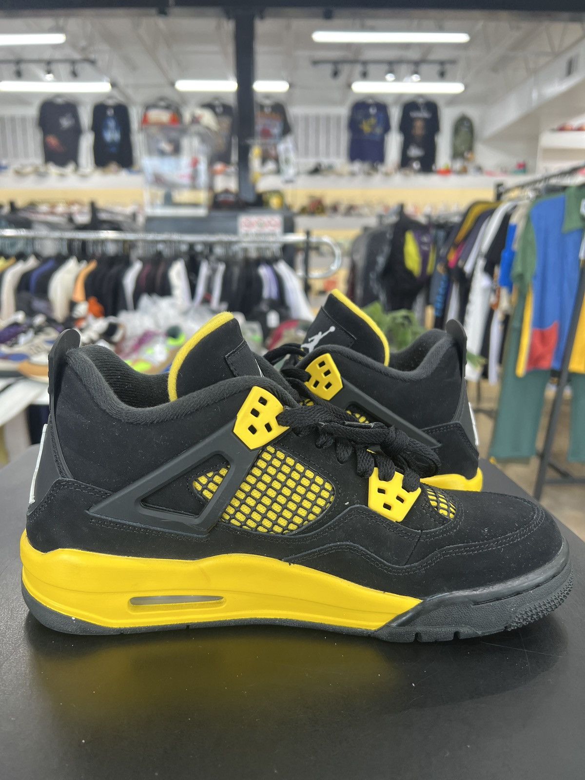 Jordan Brand Air Jordan 4 Thunder Sz. 7Y (2023) Size US 7 / EU 40 - 4 Thumbnail