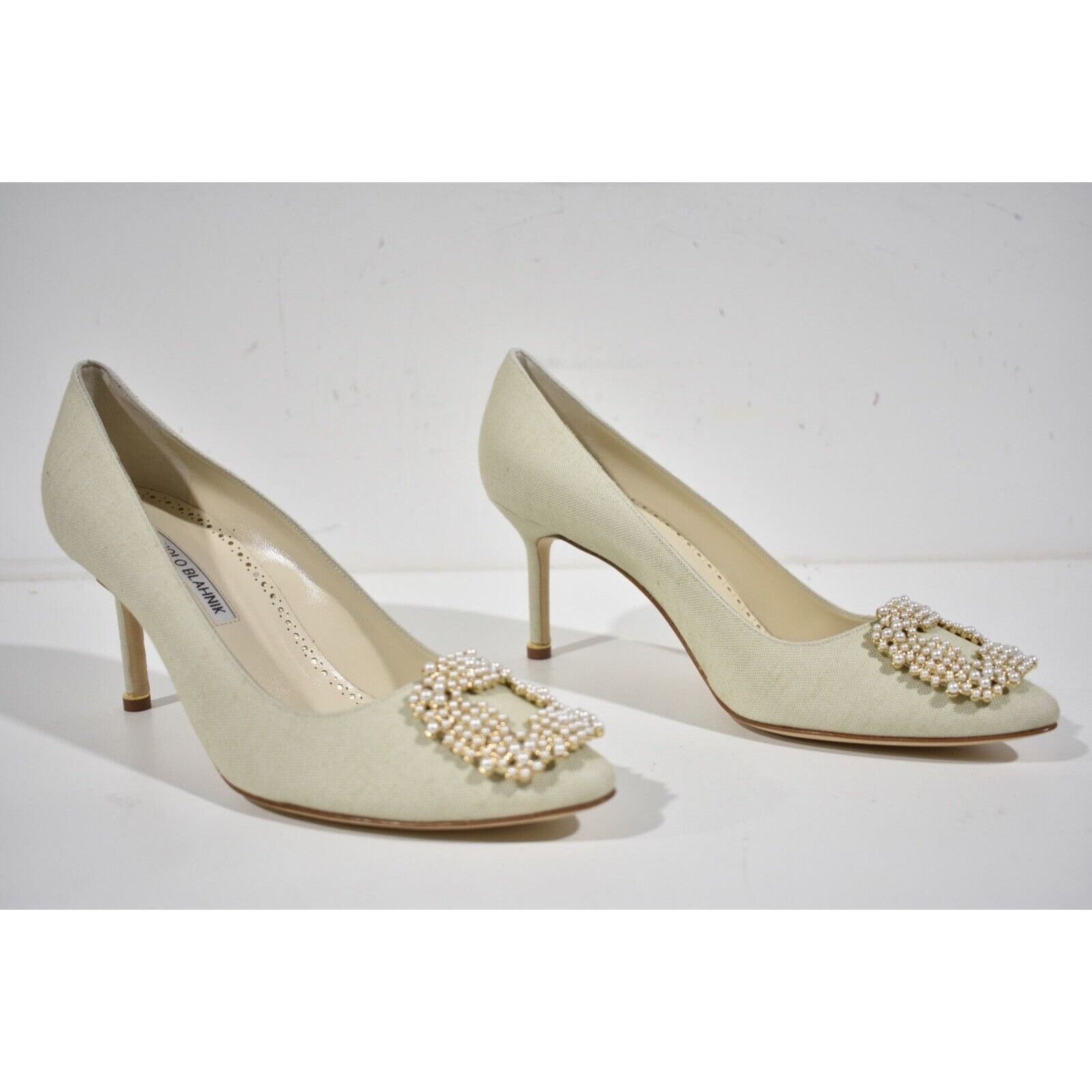 Manolo Blahnik Hangisi 70 Oatmeal Pearl Jewel Buckle Low Heel Pump 39.5 Size US 9.5 / IT 39.5 - 4 Thumbnail