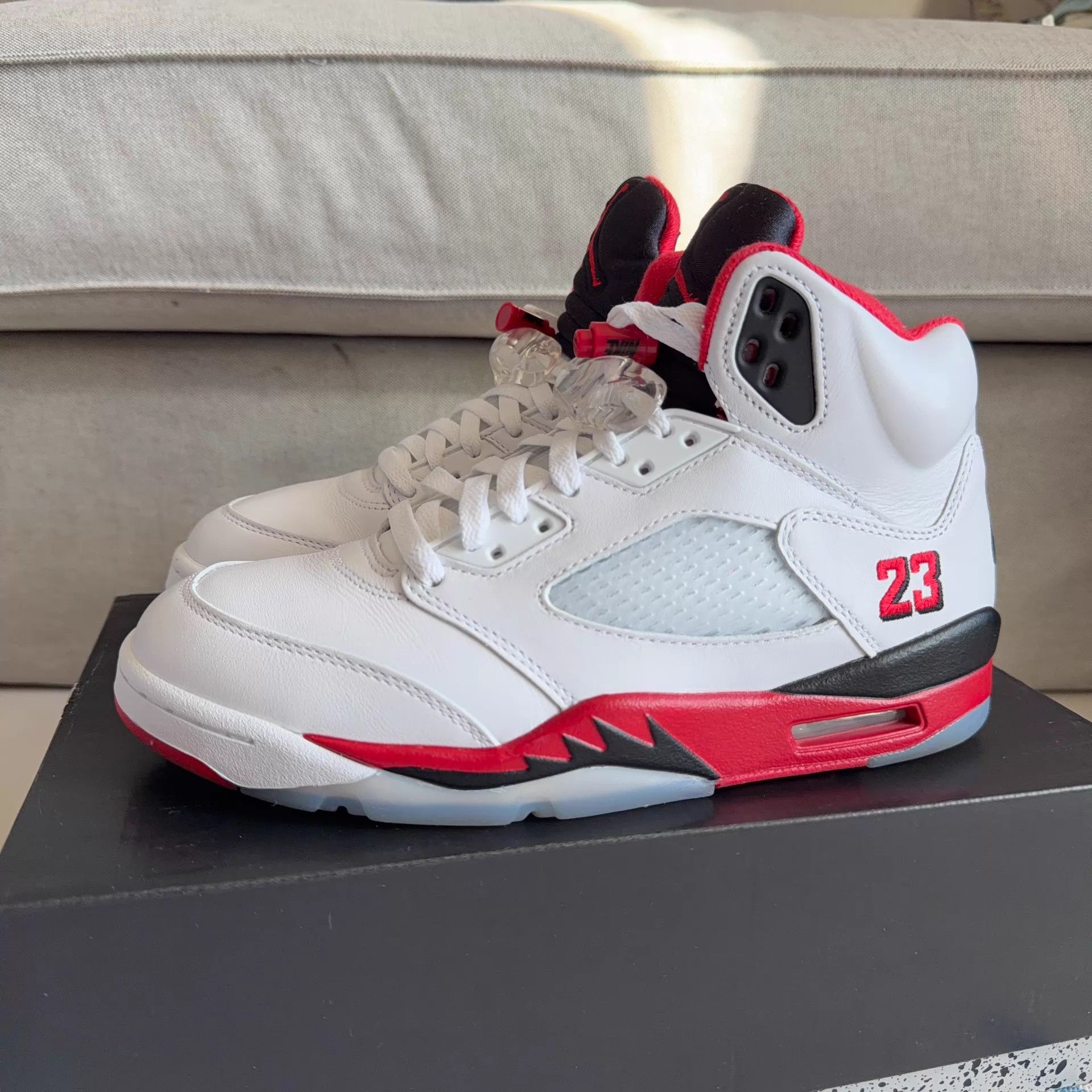 Nike Jordan 5 Fire Red Black Tongue 41 1x worn Size US 8 / EU 41 - 1 Thumbnail