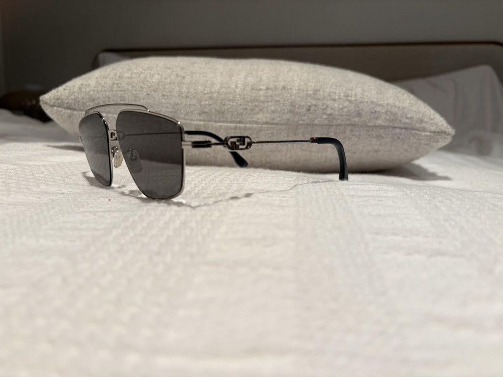 Fendi Fendi O'Lock FE40079U Navigator Sunglasses — Silver/Gray Size ONE SIZE - 4 Thumbnail