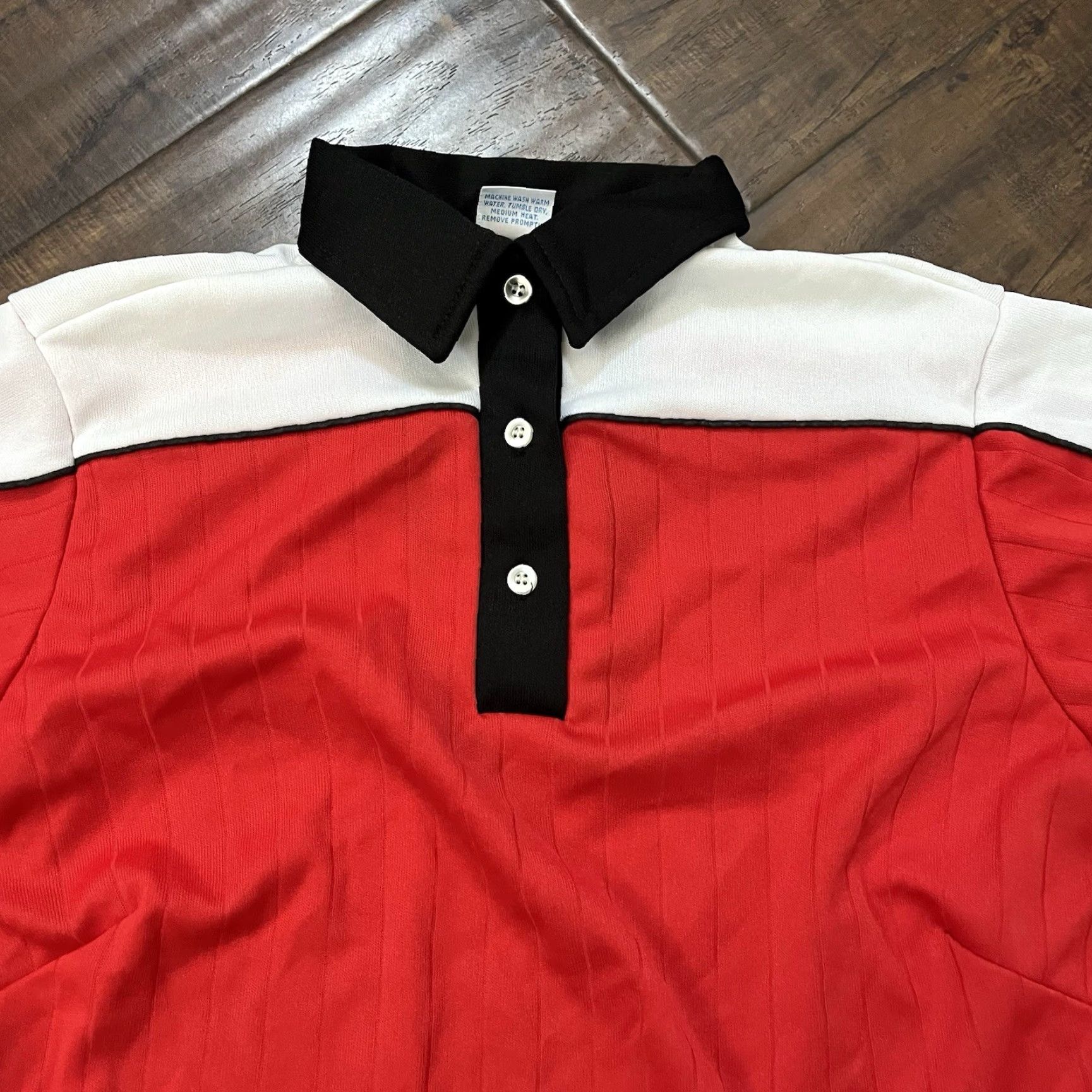 Vintage Vintage Hilton Polo Shirt Mens Small Short Sleeve Red Striped Polyester Size US S / EU 44-46 / 1 - 2 Thumbnail