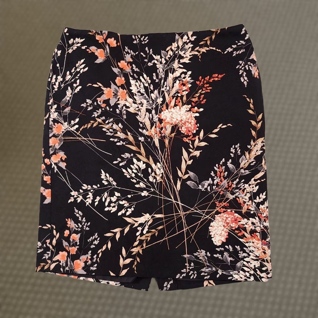 Talbots Talbots Pencil Skirt Women's 12P Petite Black Floral Lyocell Lined Zip Skirt Knee Length Petite Women's 12P Black Floral Lyocell Lined Zipper Size 34" / US 12 / IT 48 - 1 Thumbnail