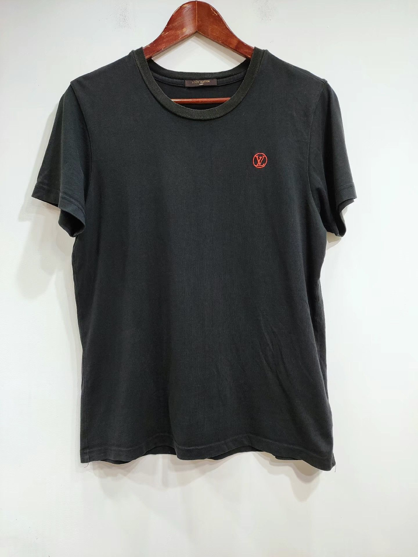 Louis Vuitton LV Men's Black Short Sleeve T-shirt K29 Size US M / EU 48-50 / 2 - 1 Thumbnail