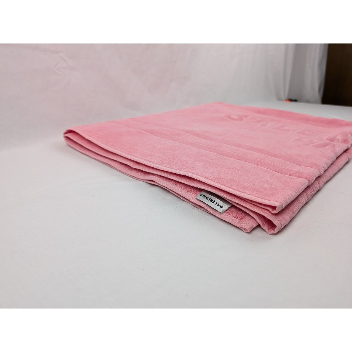 Balenciaga o1rshd1 Size: OS / SA BB Paris Icon Towel in Pink Size ONE SIZE - 12 Thumbnail