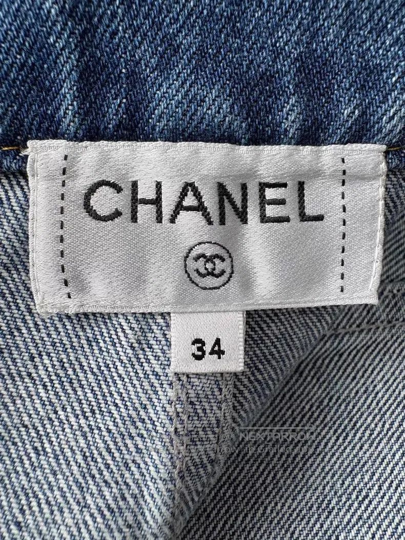 Chanel Chanel 22k blue diamond button denim skirt Size 42" / US 20 - 7 Thumbnail