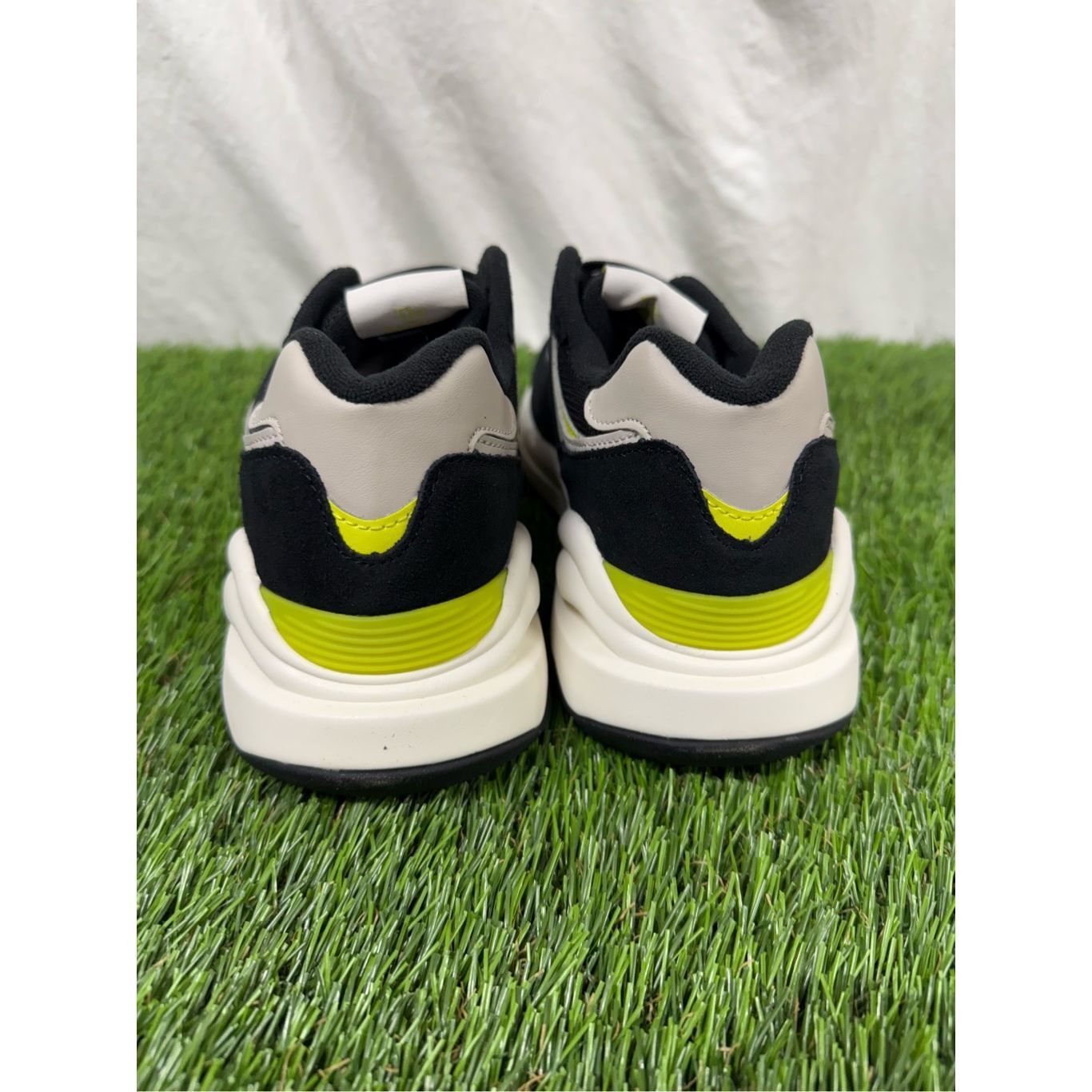 New Balance 10.5 - NEW New Balance 57/40 W5740HL1 5740 Black Oyster Neon Size US 10.5 / IT 40.5 - 3 Thumbnail