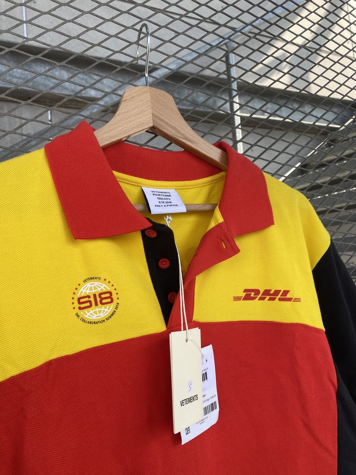 Vetements Vetements x DHL Upside Down Polo T-Shirt New Size US S / EU 44-46 / 1 - 3 Thumbnail
