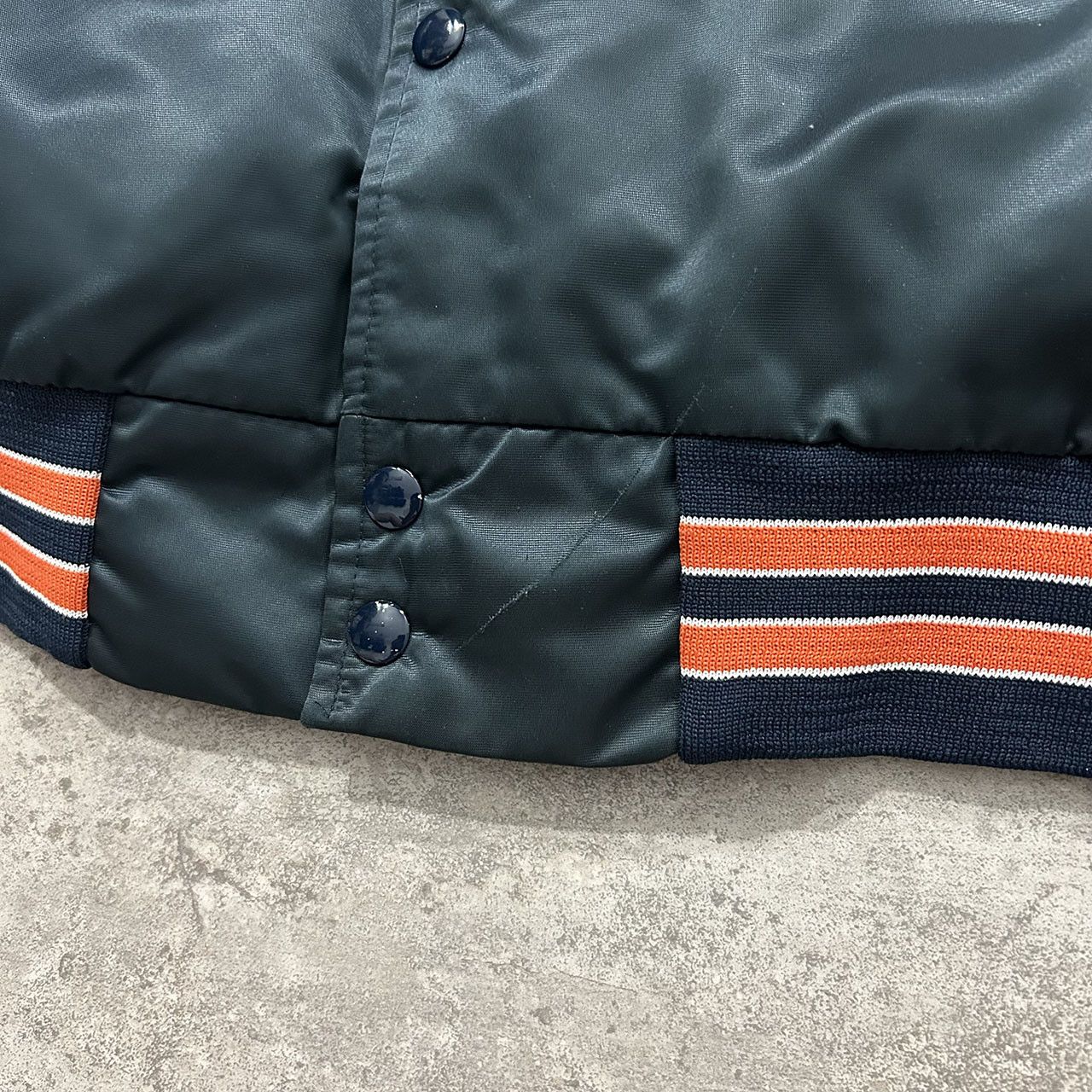 Chalk Line × NCAA × Vintage VTG 90s NCAA UNIVERSITY OF ILLINOIS SPELLOUT SATIN JACKET Size US L / EU 52-54 / 3 - 7 Thumbnail