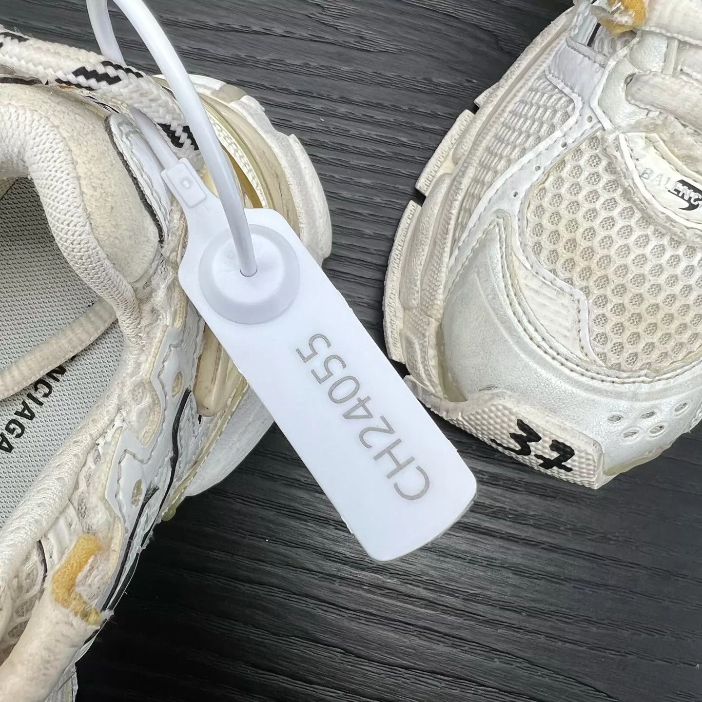 Balenciaga Balenciaga Runner Distressed White Women 37 Like New Size US 7 / IT 37 - 9 Thumbnail