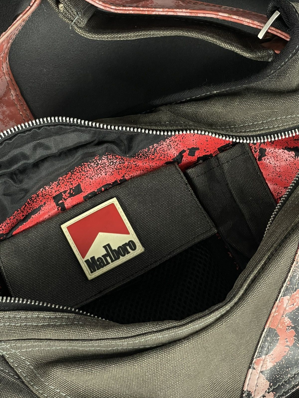 Japanese Brand × Le Grande Bleu (L.G.B.) × Marlboro Vintage Marlboro Y2K Zip sling bag Crossbody Archive Size ONE SIZE - 8 Thumbnail