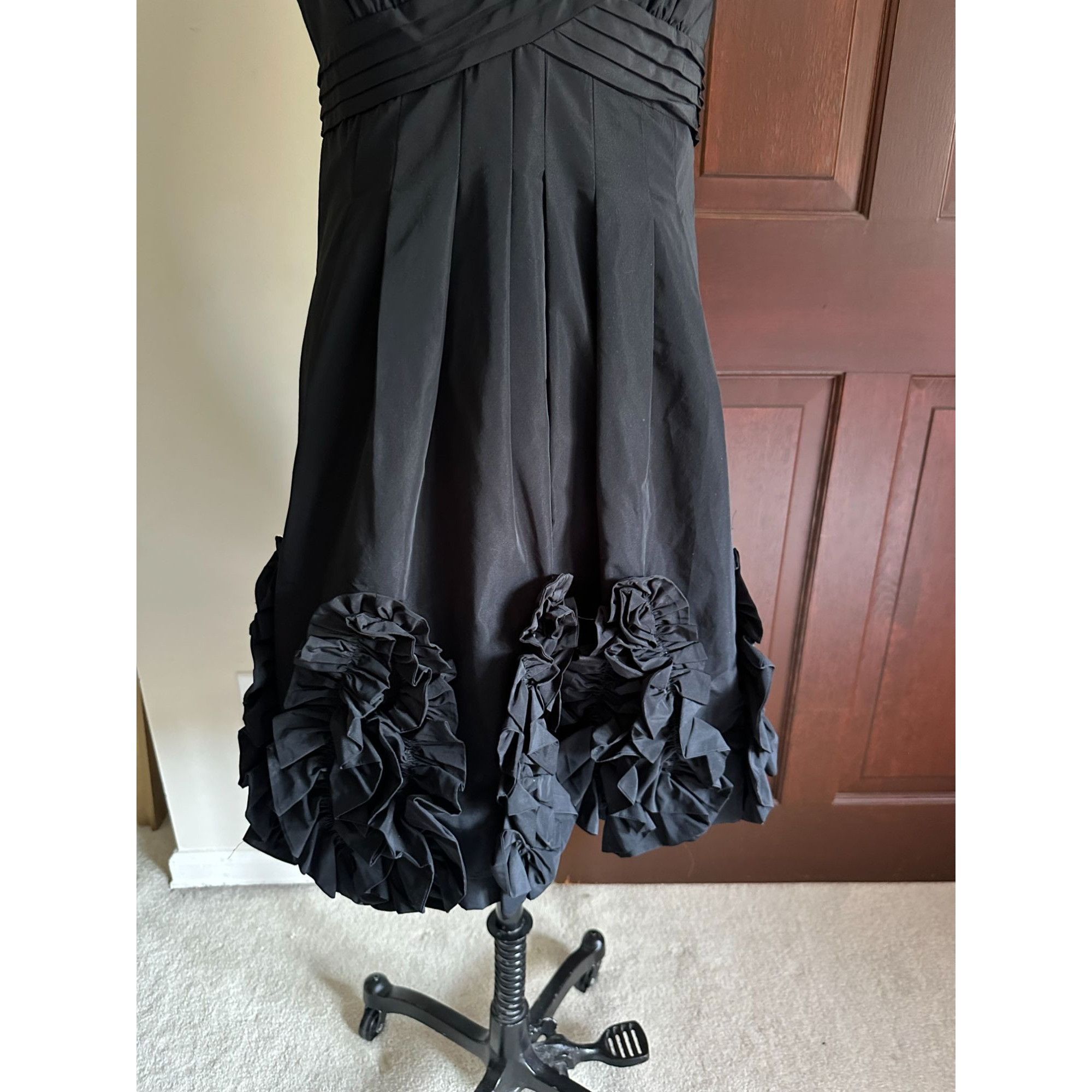 Bcbgmaxazria BCBGMaxazria size 8 fully lined V-neck both front and back p Size M / US 6-8 / IT 42-44 - 5 Thumbnail