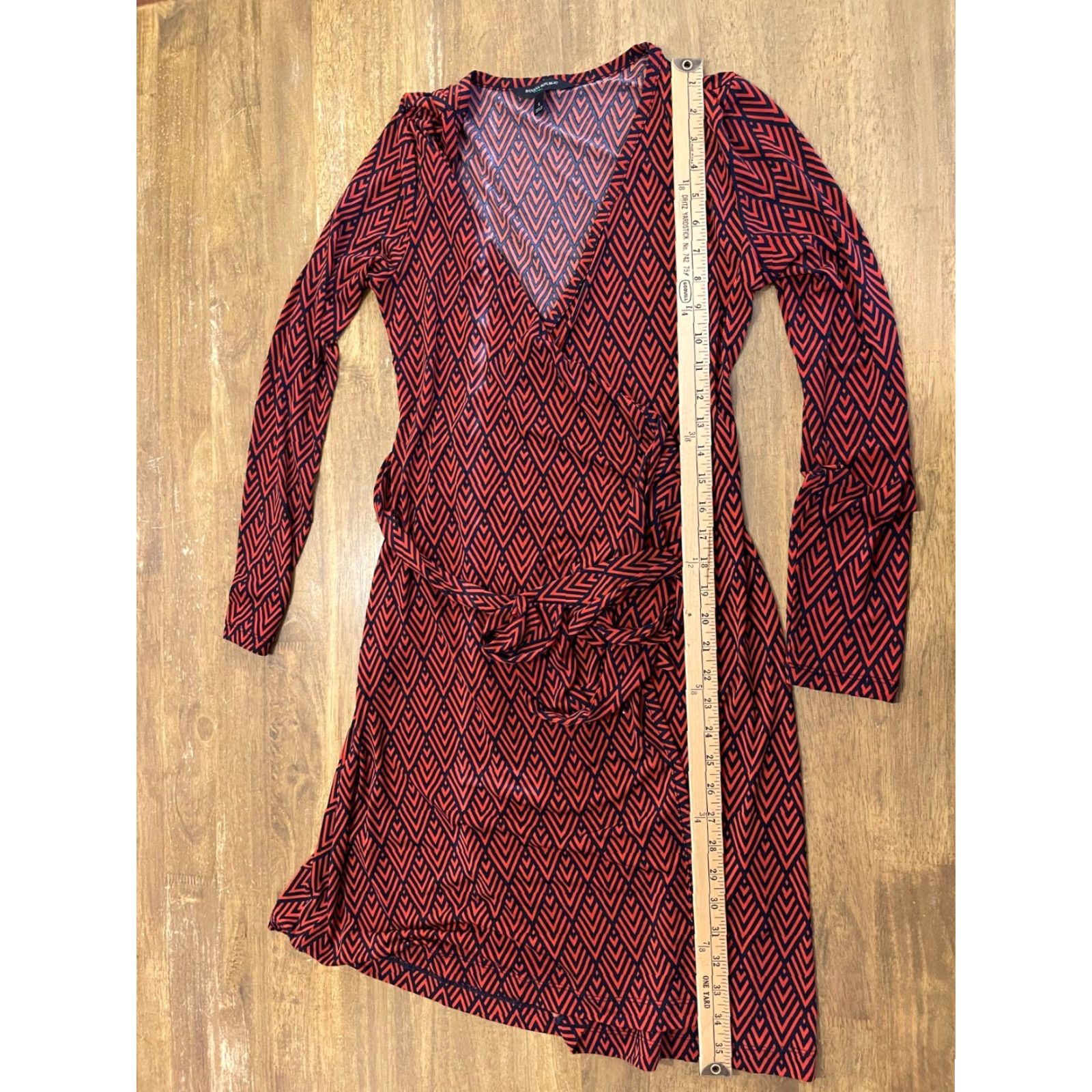Banana Republic Banana Republic Robe Women S Red Black Long Sleeve V-Neck Tie Geometric Pattern Dress Size S / US 4 / IT 40 - 4 Thumbnail