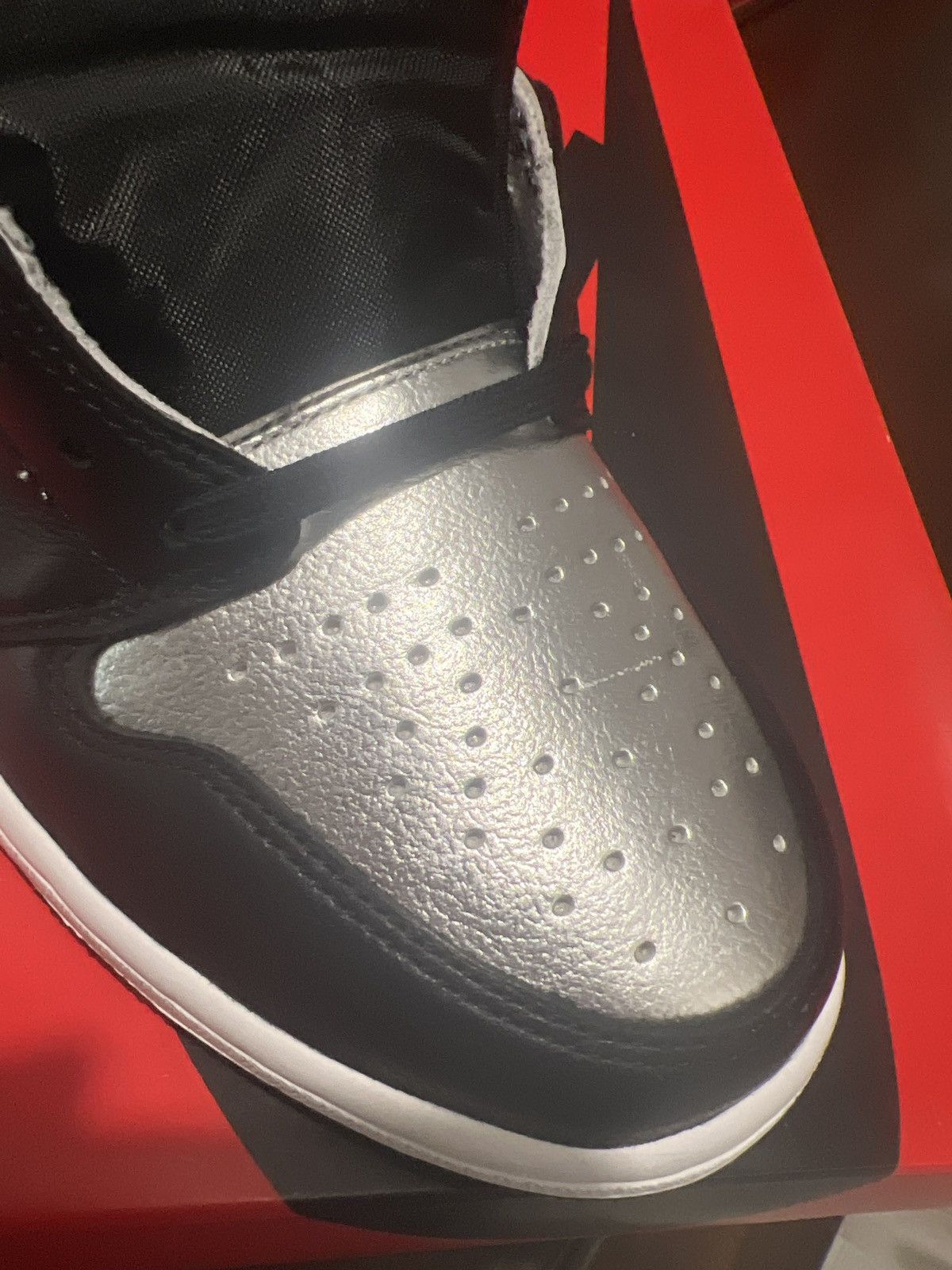 Jordan Brand Wmns Air Jordan 1 Retro High OG 'Silver Toe' Size US 10.5 / IT 40.5 - 11 Thumbnail