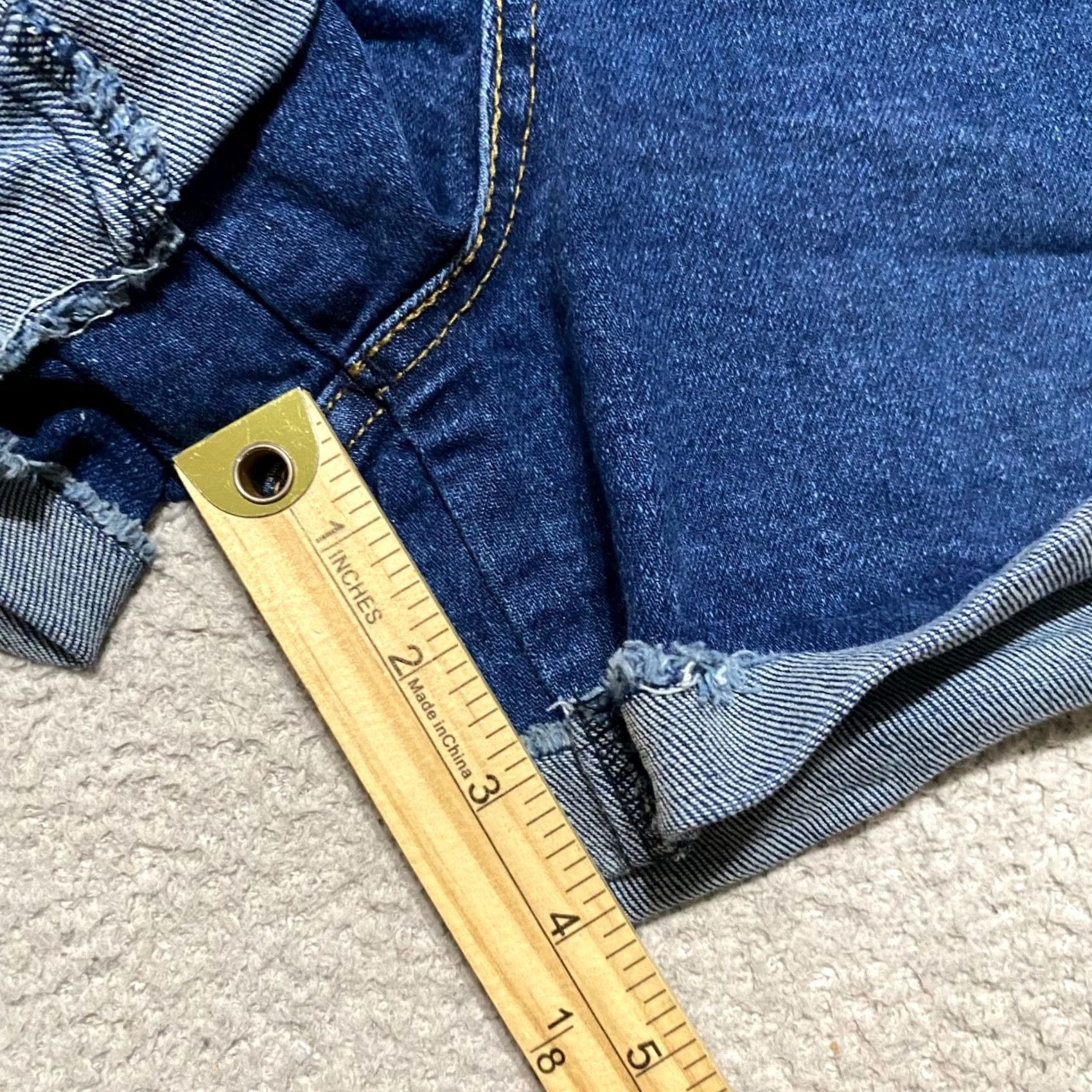 Levi's Levi's Signature Womens Jeans Shorts Blue Denim High Rise Cut-Off 4" Inseam 14" Waist 30 Black? Size 36" / US 14 / IT 50 - 6 Thumbnail