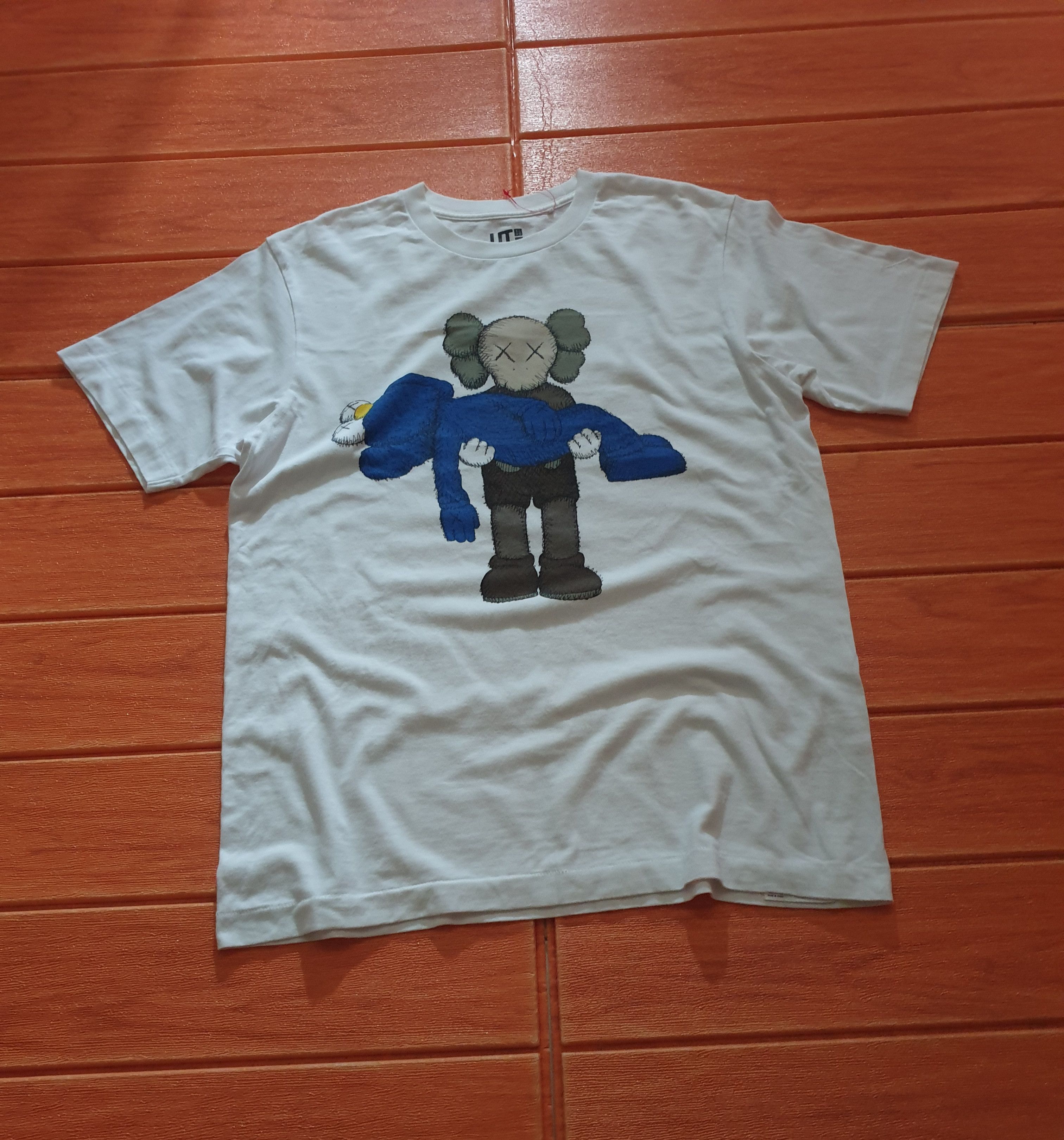 Japanese Brand Uniqlo x kaws Japanese brand shirt Size US M / EU 48-50 / 2 - 5 Thumbnail