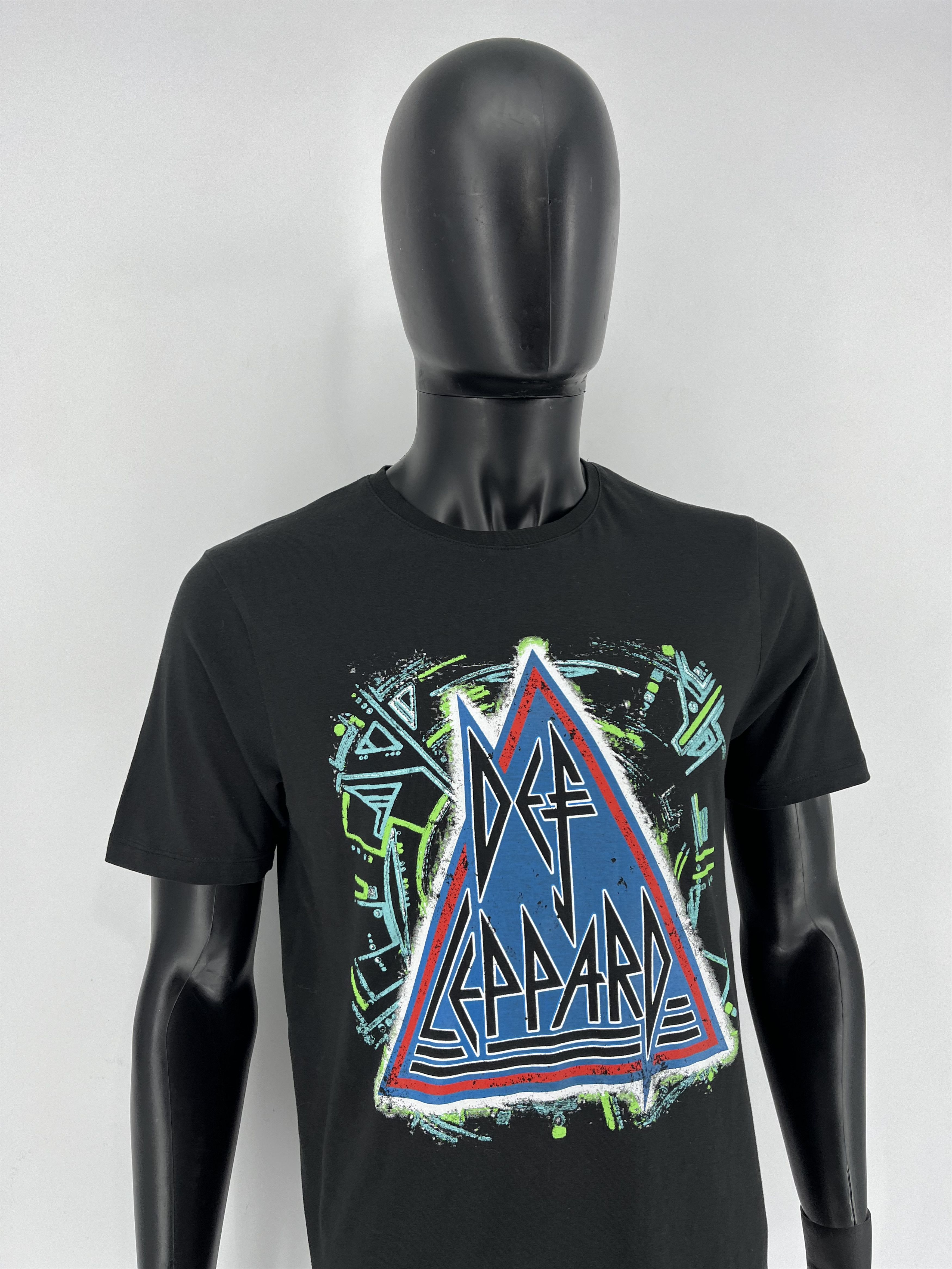 Band Tees Vintage Y2K Def Leppard Band Tee Size M Size US M / EU 48-50 / 2 - 4 Thumbnail
