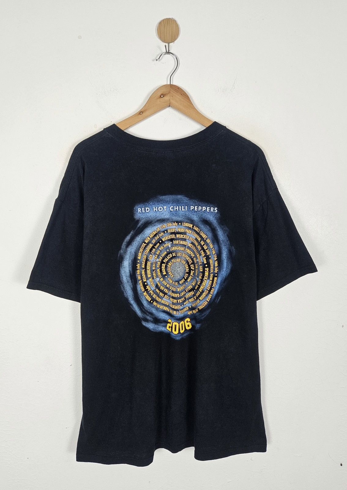 Band Tees Vintage Red Hot Chili Peppers Stadium Arcadium 2006 tour tee Size US XL / EU 56 / 4 - 2 Thumbnail