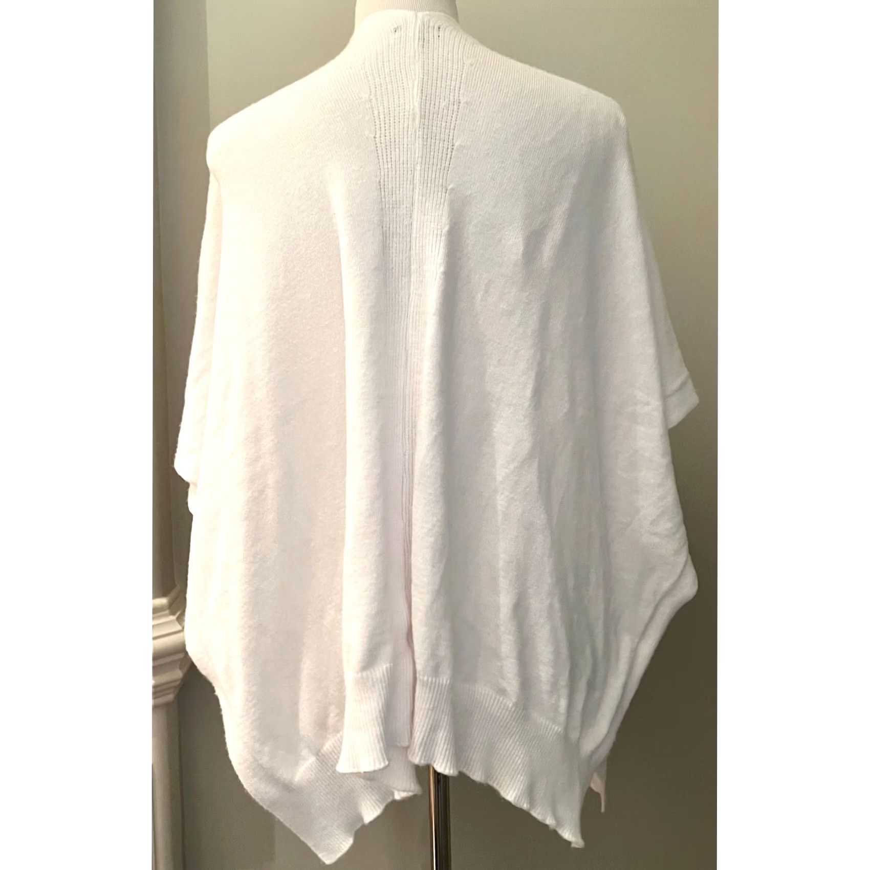 Vintage Coco + Carmen Kimono Cardigan White Shawl Sweater Pockets Women’s One Size Size ONE SIZE - 4 Thumbnail