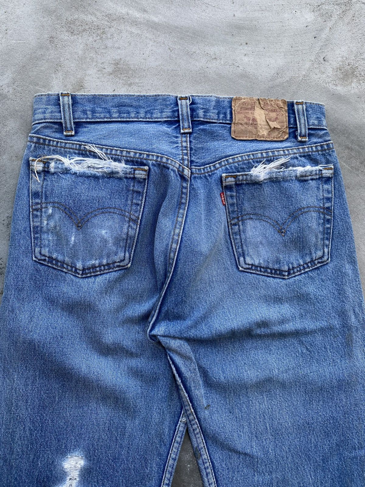 Levi's Vintage Clothing VINTAGE LEVI’S 501 DISTRESSED Size US 31 - 13 Thumbnail