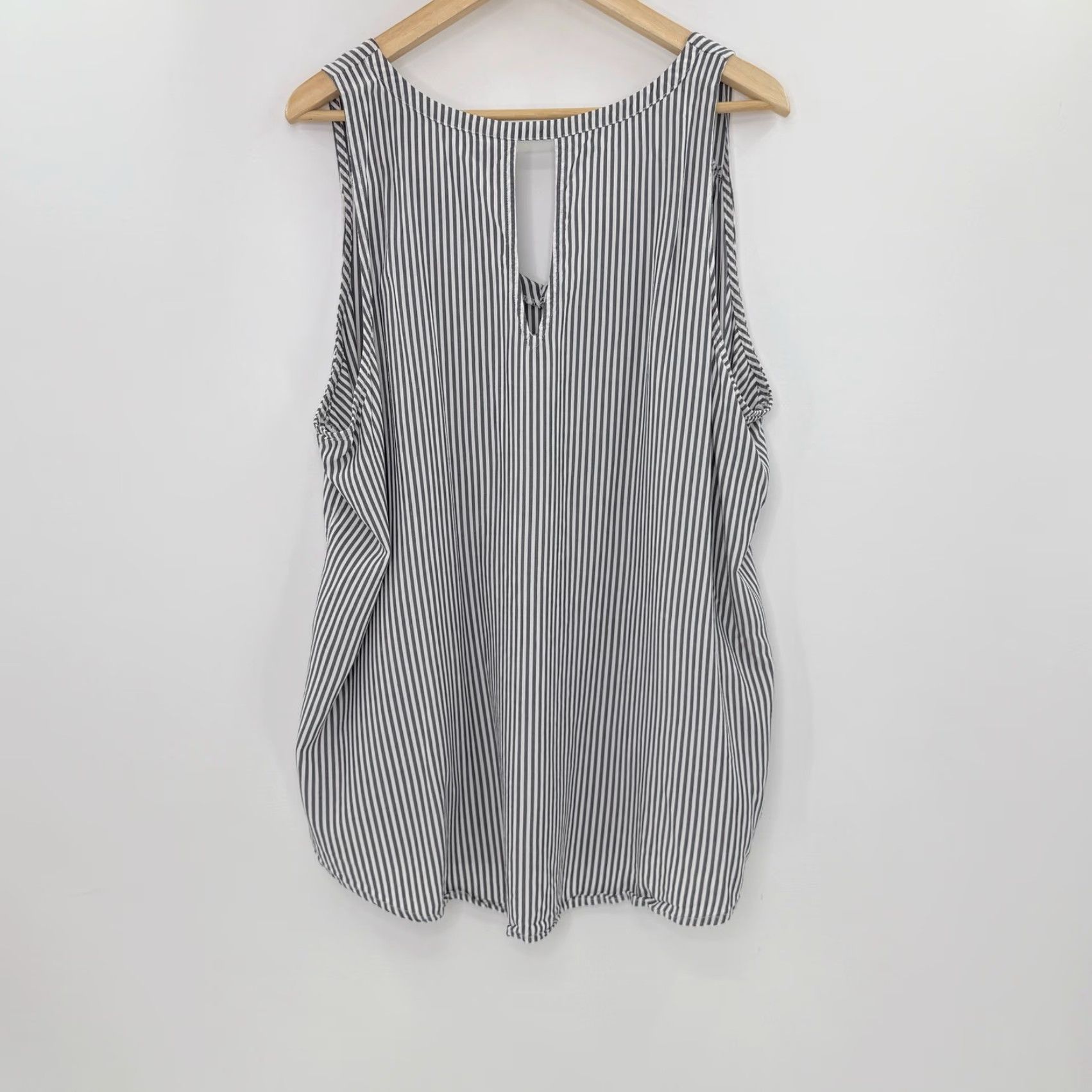Old Navy Old Navy Tank Top Womens XXL Sleeveless V-Neck Keyhole Striped Gray Coastal Boho Size XXL / US 16-18 / IT 52-54 - 2 Thumbnail