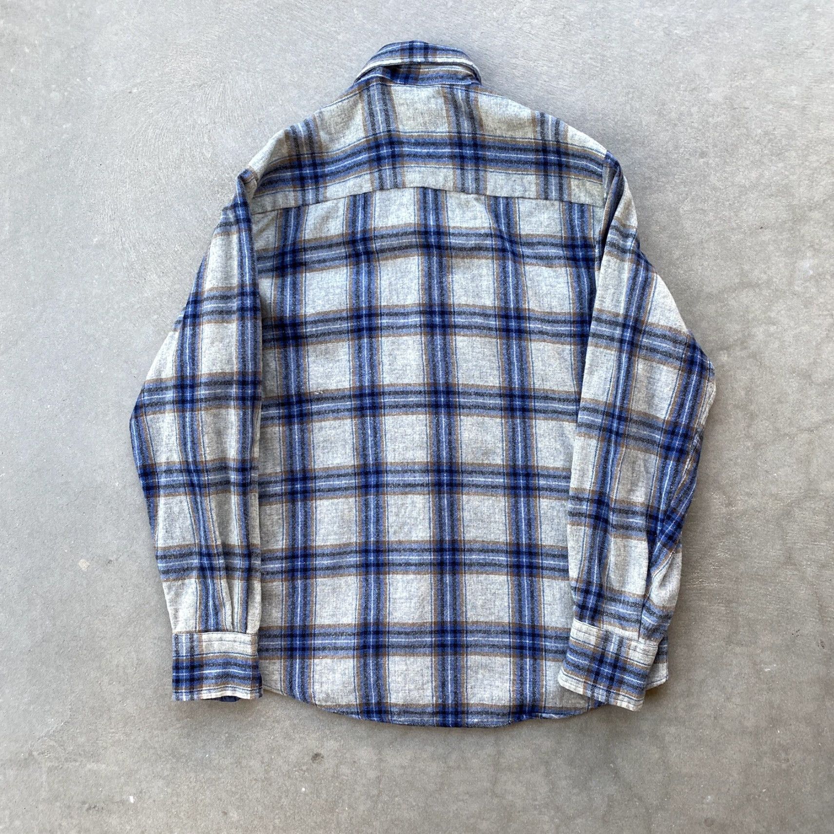 Vintage Men's Gray Plaid Button Down Long Sleeve Collared Flannel Shirt Size M Size US M / EU 48-50 / 2 - 4 Thumbnail