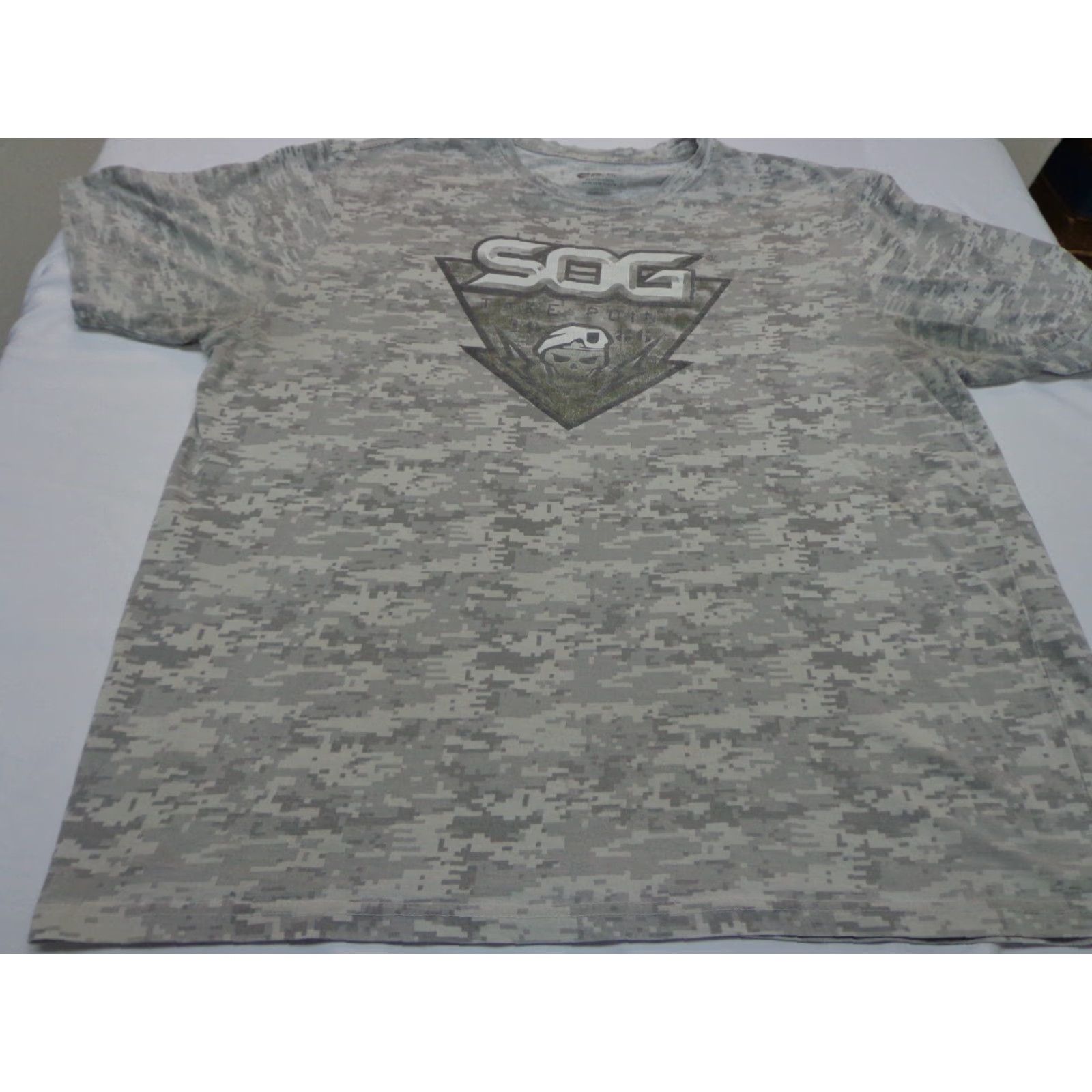 Vintage SOG T-Shirt Gray Digital Camouflage Short Sleeve Crew Neck Size L Adult Unisex Shirts Mens Womens Size US L / EU 52-54 / 3 - 4 Thumbnail