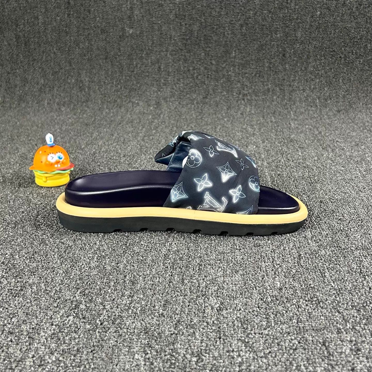 Louis Vuitton Louis Vuitton Collab Monogram Slippers EUR37 HB6805 Size US 6.5 / IT 36.5 - 4 Thumbnail