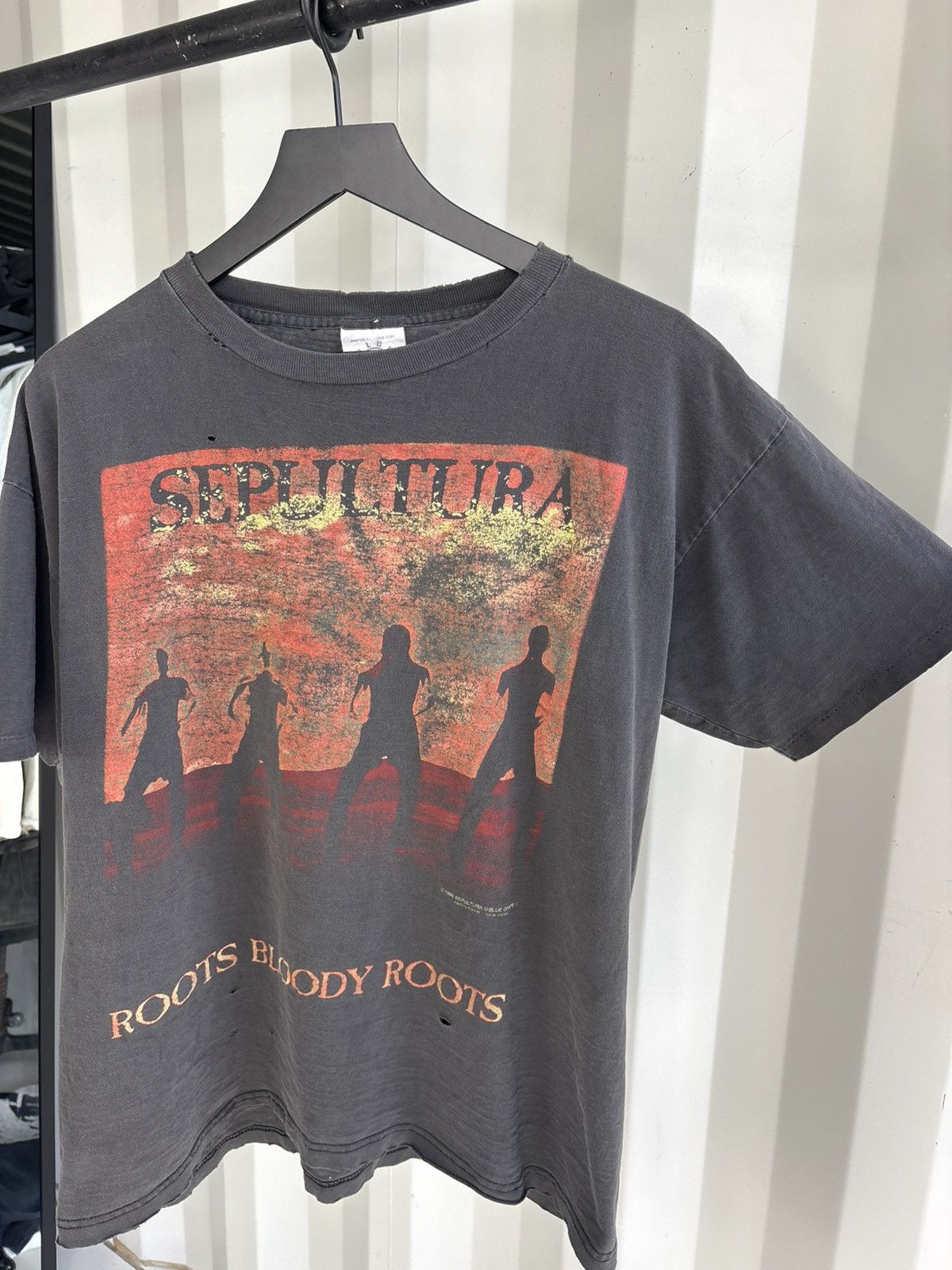 Band Tees Thrashed Sepultura Roots Faded Distressed Shirt GRUNGE Band Size US XL / EU 56 / 4 - 2 Thumbnail