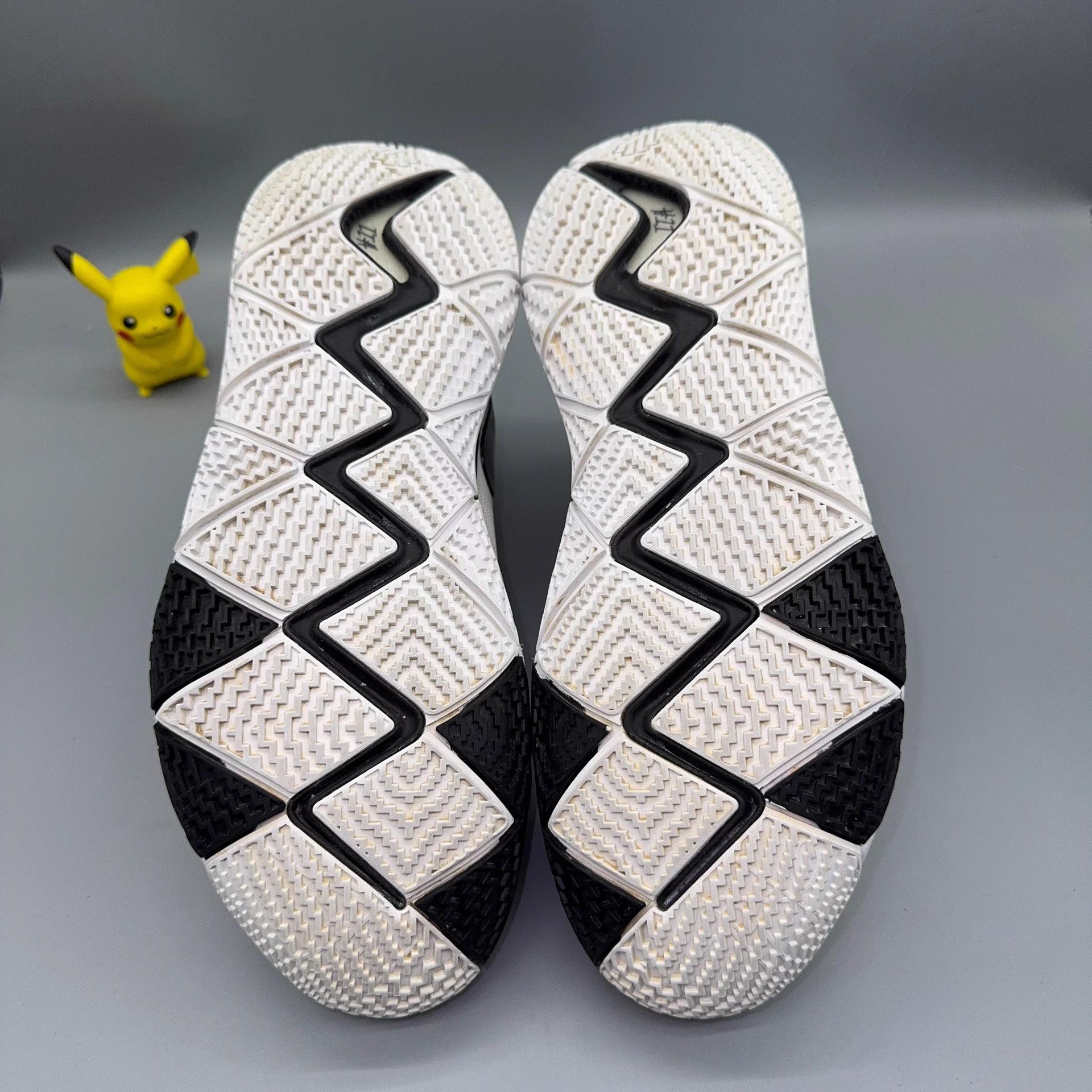 Nike Nike Kyrie 4 Black White Oreo 42.5 Size US 9.5 / EU 42-43 - 4 Thumbnail