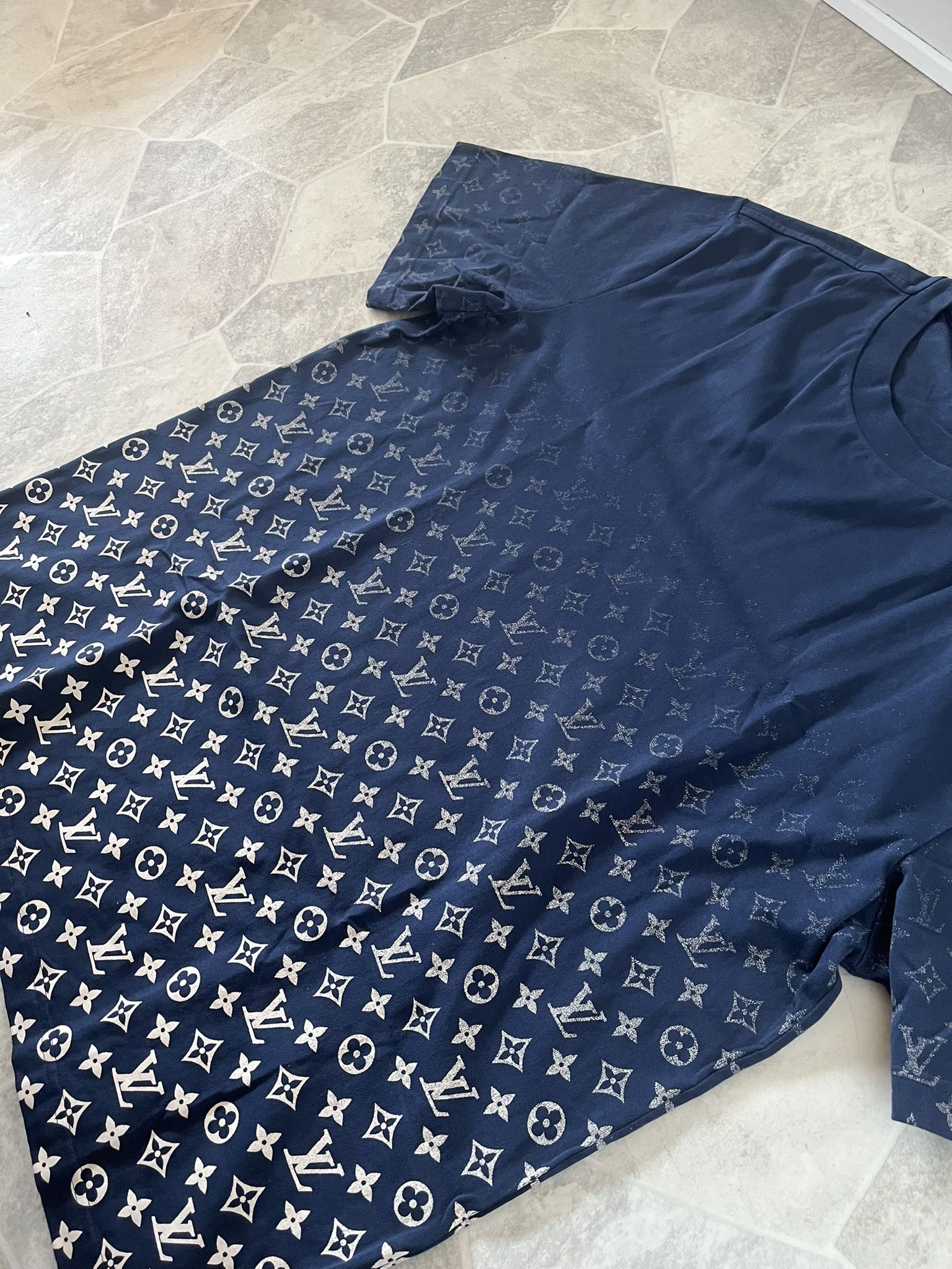 Louis Vuitton Louis Vuitton Monogram Gradient Dark Blue T-shirt Size US XXL / EU 58 / 5 - 5 Thumbnail