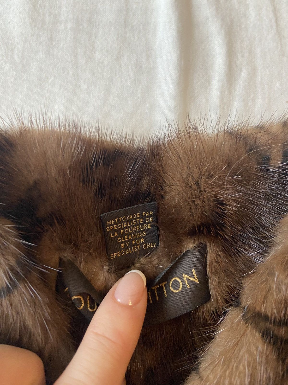 Louis Vuitton Louis Vuitton 2015 Monogram Mink Stole Size ONE SIZE - 9 Thumbnail