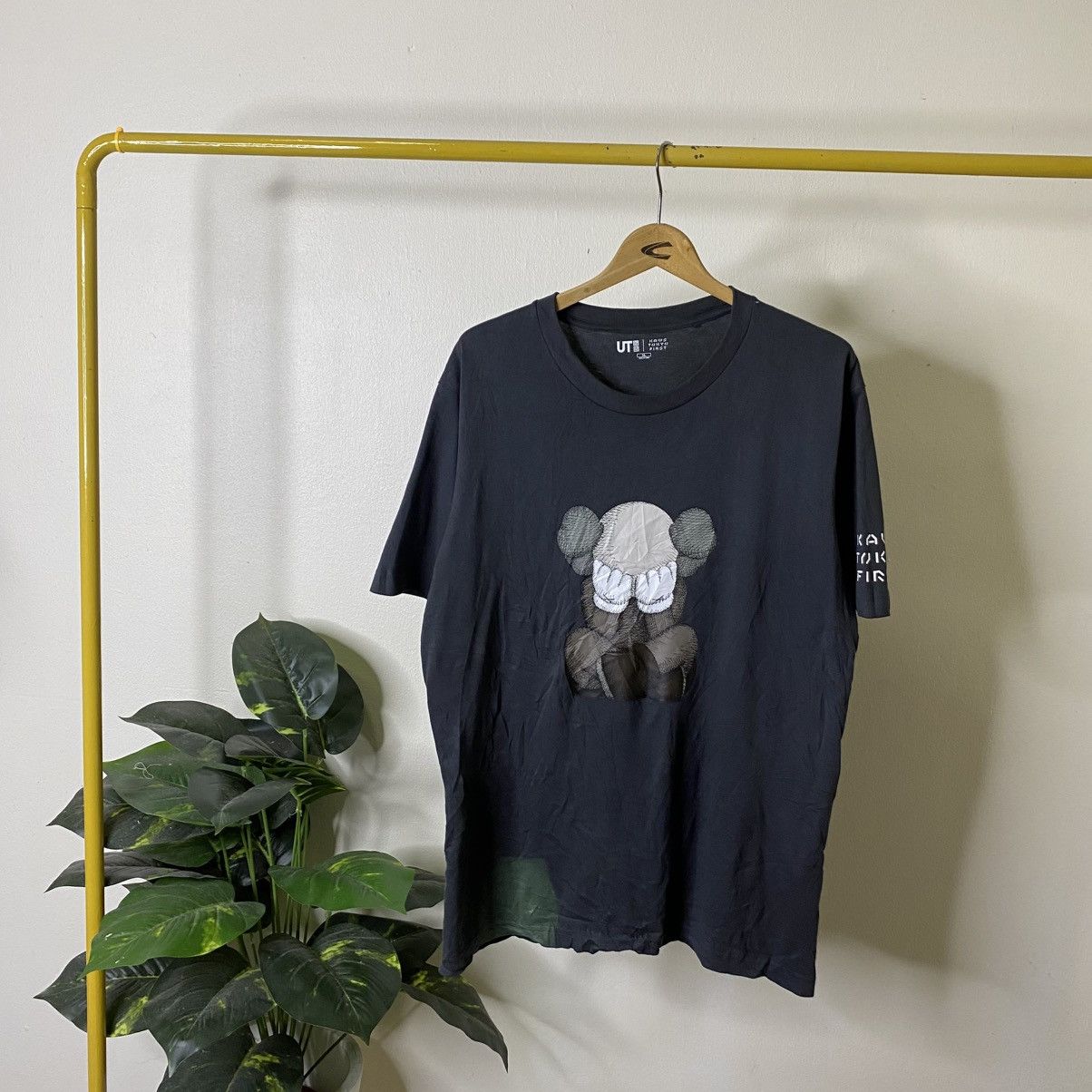 Kaws Kaws Tokyo First x Uniqlo UT Collaboration Tee Travis Style Size US XL / EU 56 / 4 - 1 Thumbnail