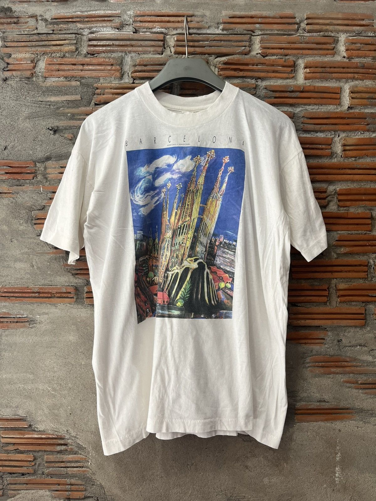 Arts & Science Vintage ANTONI GAUDI SAGRADA FAMILIA Barcelona Artwork 90’s Size US XXL / EU 58 / 5 - 2 Thumbnail