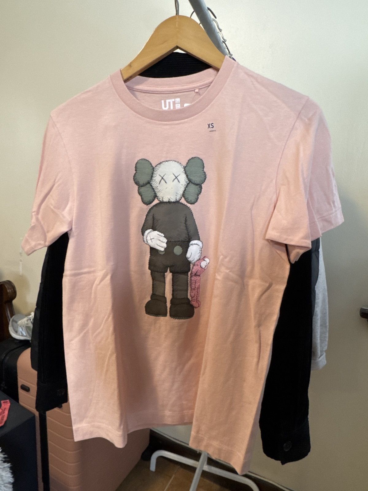 Kaws × Uniqlo Kaws x Uniqlo pink companion tee - XS Size US XS / EU 42 / 0 - 2 Thumbnail