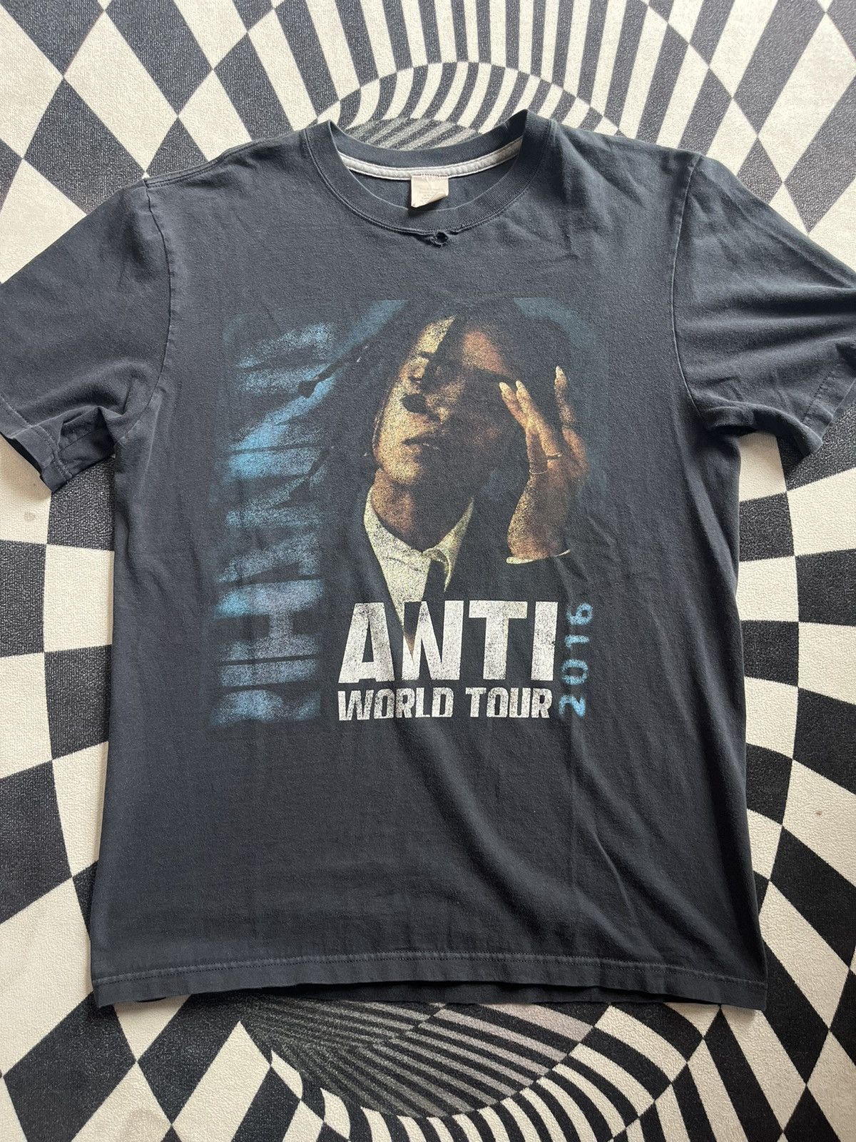 Band Tees RIHANNA ANTI World Tour 2016’s Travis Scott Tshirt Size US M / EU 48-50 / 2 - 4 Thumbnail